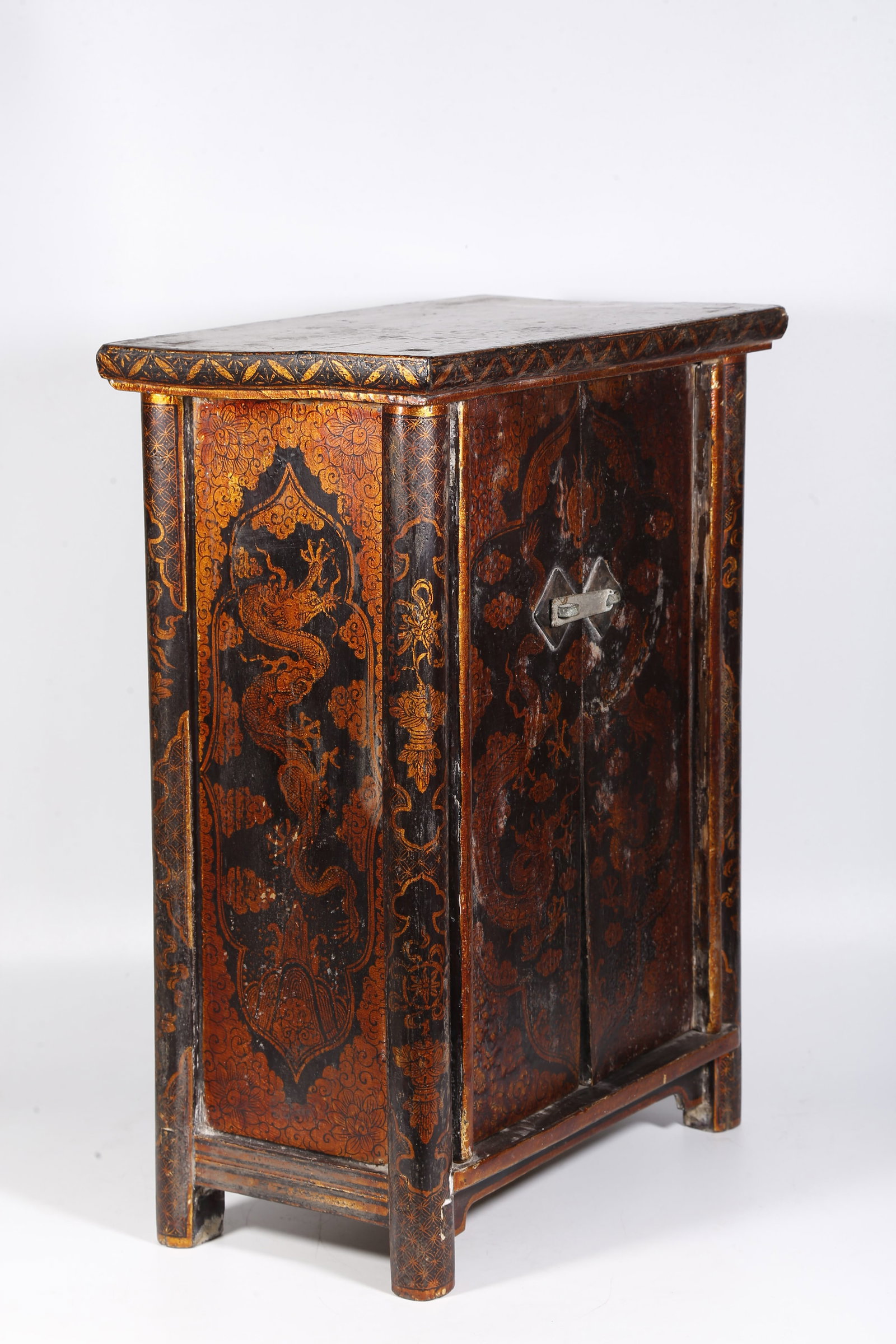 A SMALL GILT LACQUER CABINET WITH DRAGON PATTERN - 4