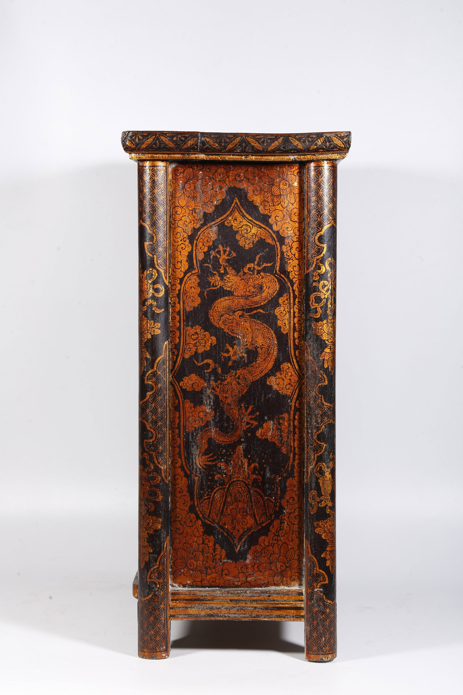 A SMALL GILT LACQUER CABINET WITH DRAGON PATTERN - 5