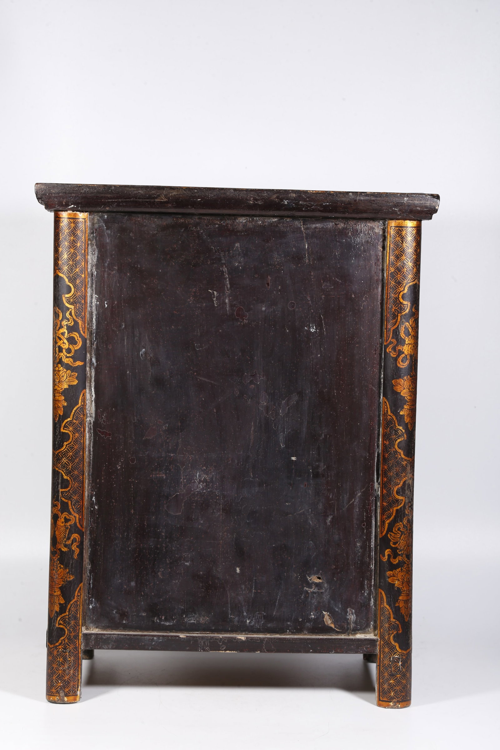 A SMALL GILT LACQUER CABINET WITH DRAGON PATTERN - 6