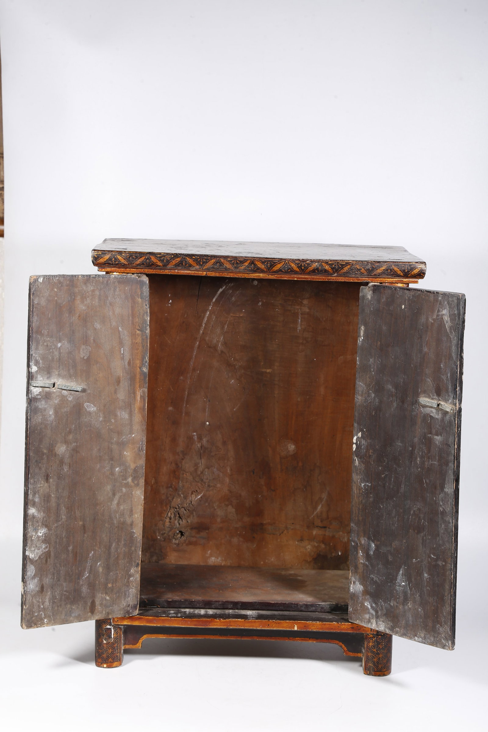 A SMALL GILT LACQUER CABINET WITH DRAGON PATTERN - 8