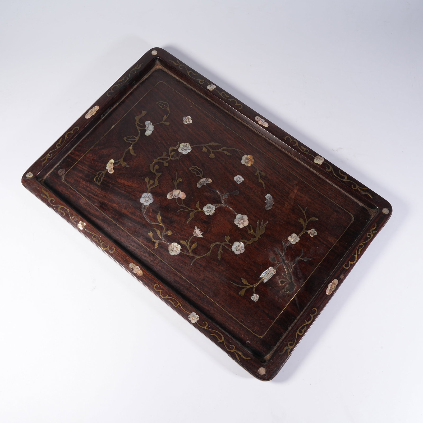 A HUANGHUALI PLATE INLAID WITH MOTHER-OF-PEARL: Huanghuali Plate Inlaid with Mother-of-Pearl