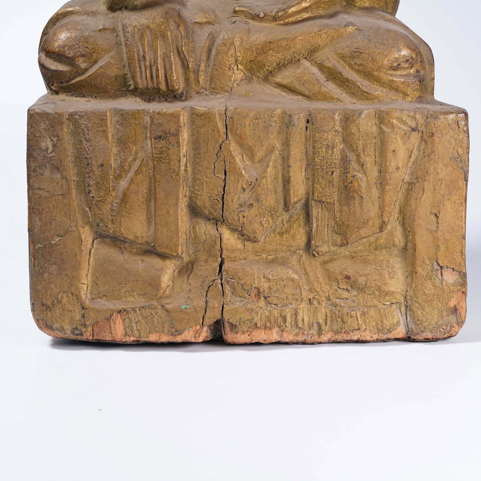 A GILT LACQUER BUDDHA STATUE - 4