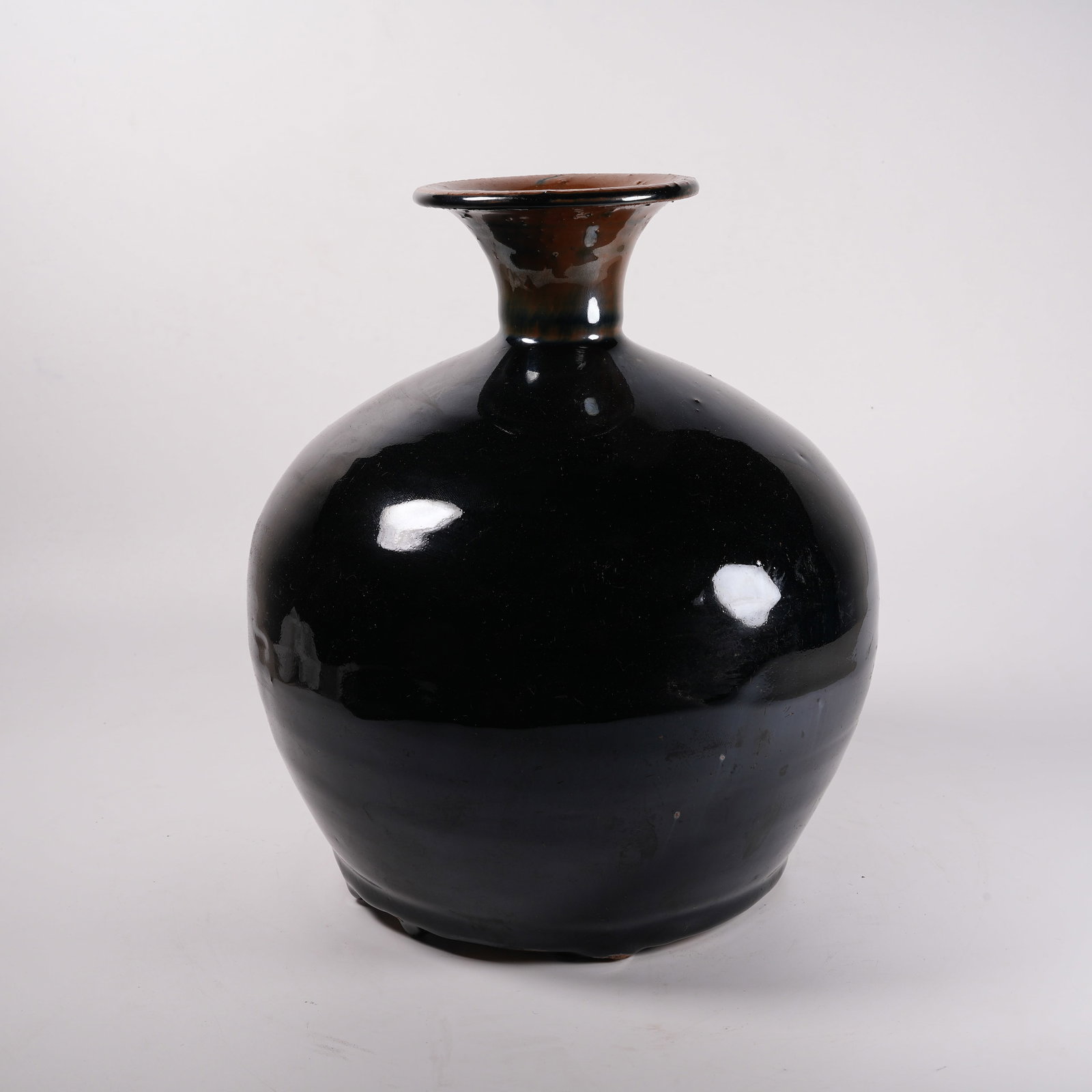 A CIZHOU KILN PLATE-MOUTHED VASE (1 of 9)