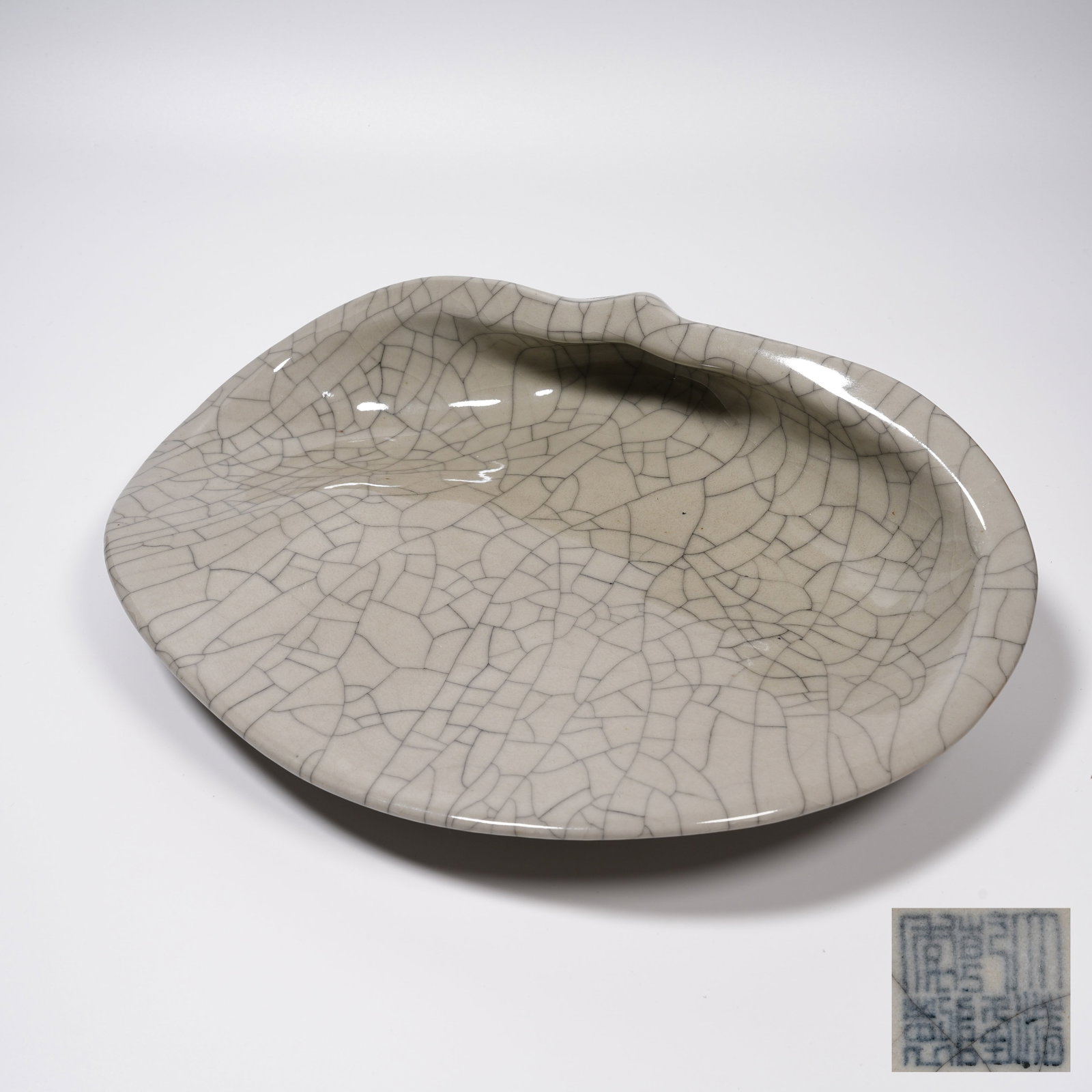 A IMITATION OFFICIAL KILN IMITATED PORCELAIN SHELL-SHAPED WASHER: Imitation Official Kiln Imitated Porcelain Shell-shaped Washer