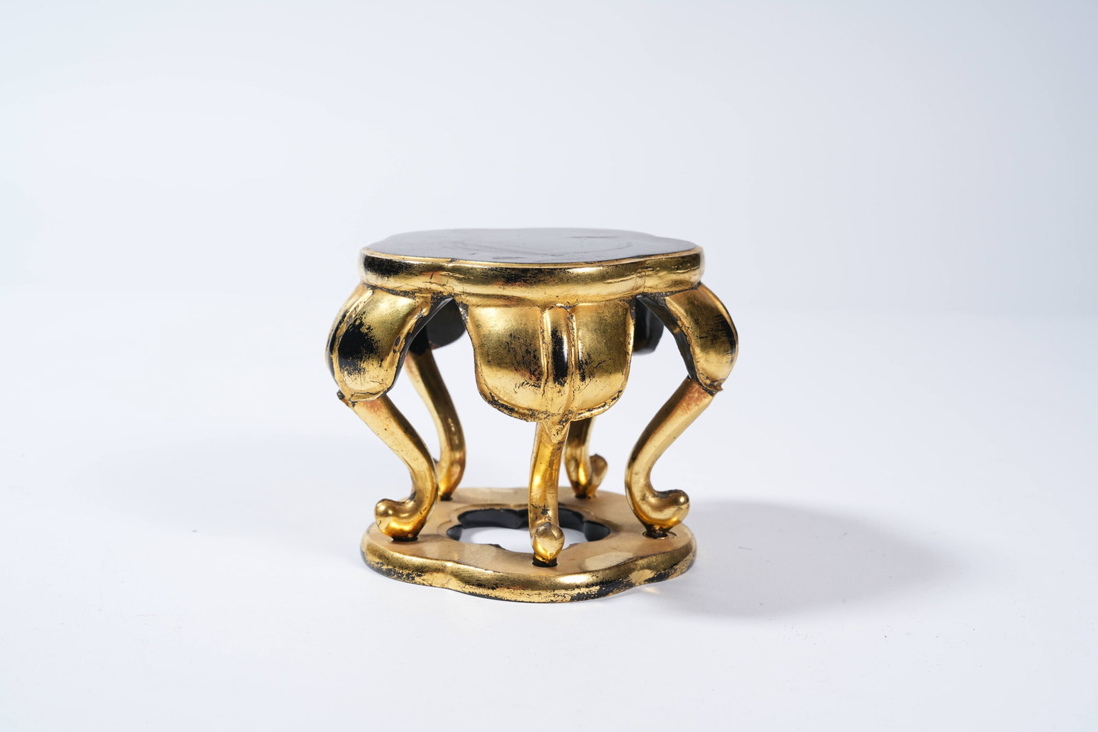 A GILT LACQUER SMALL STAND: Gilt Lacquer Small Stand