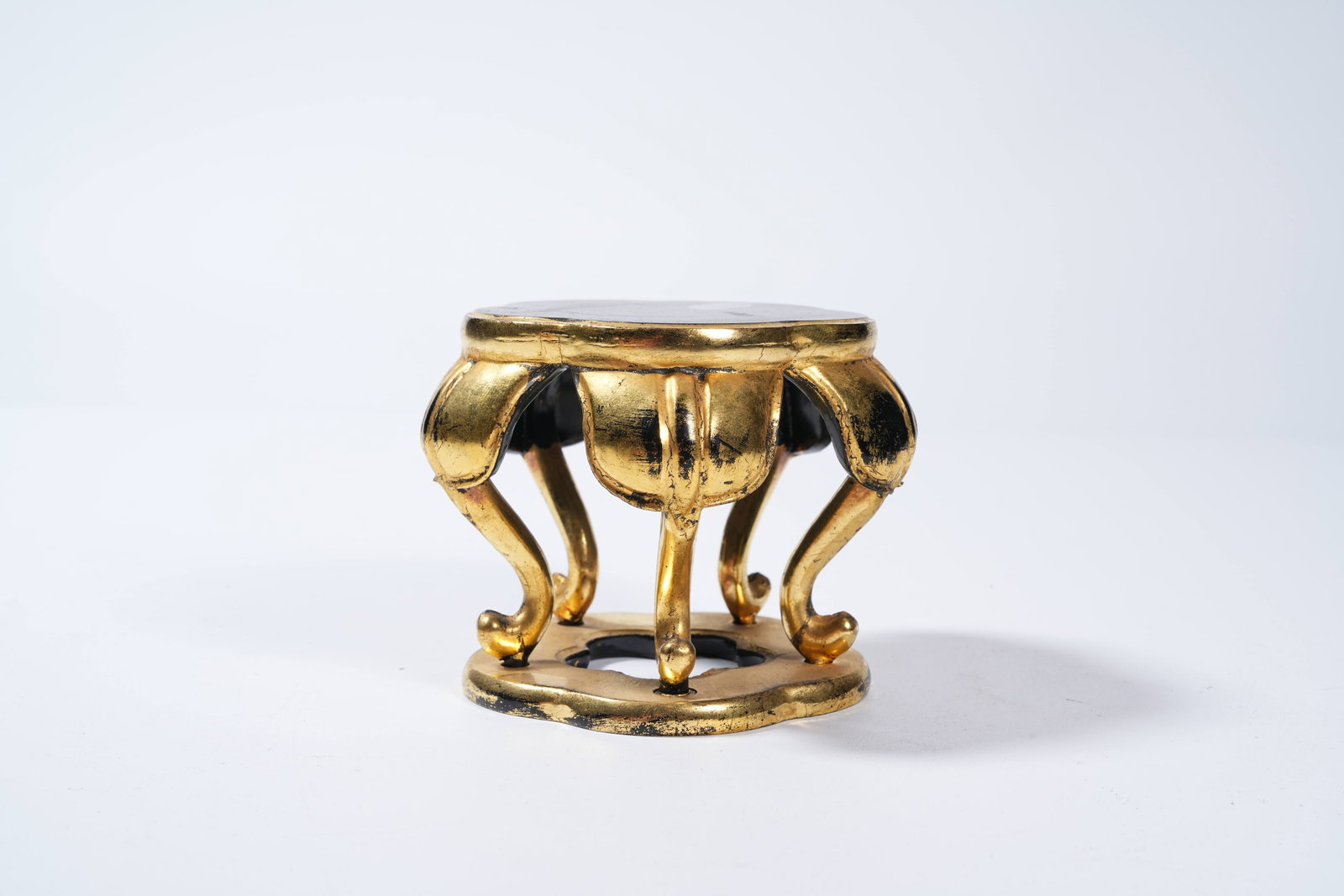 A GILT LACQUER SMALL STAND - 2