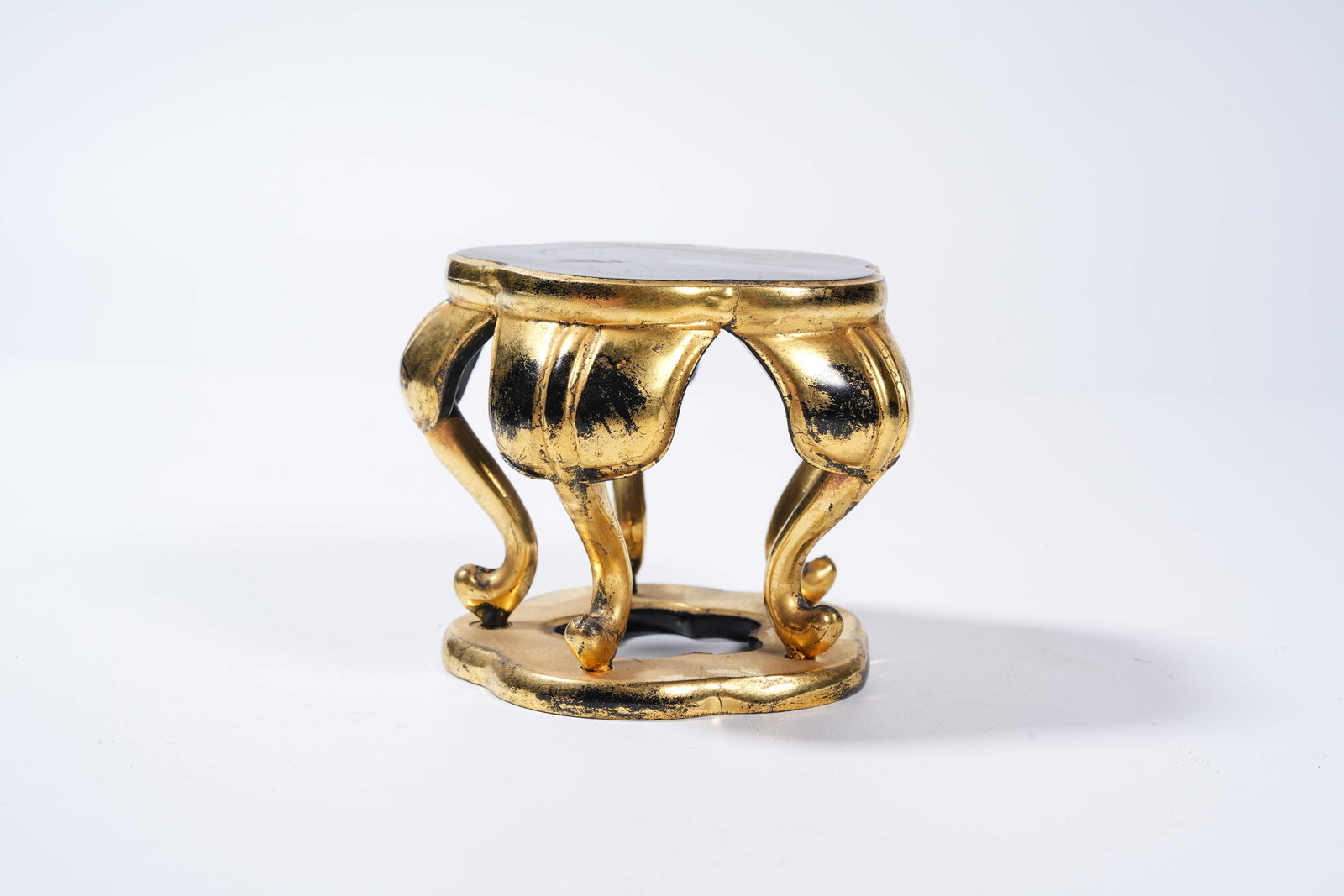 A GILT LACQUER SMALL STAND - 3