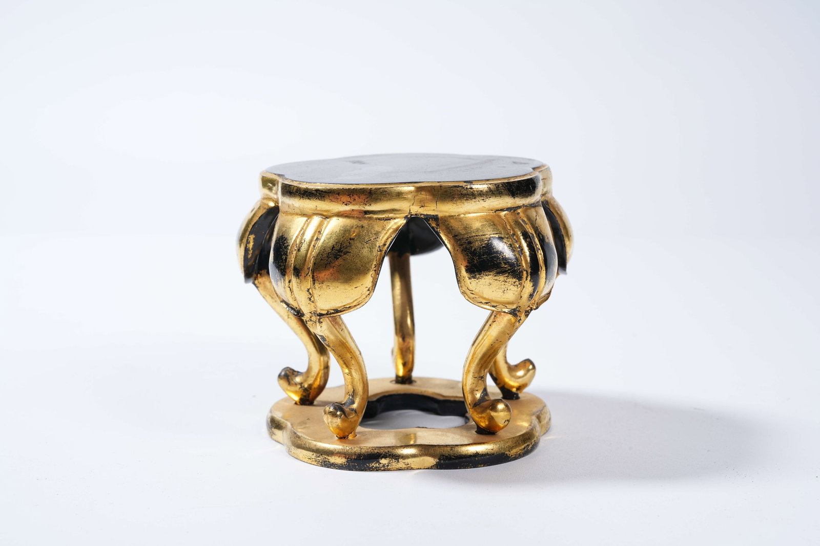 A GILT LACQUER SMALL STAND - 4