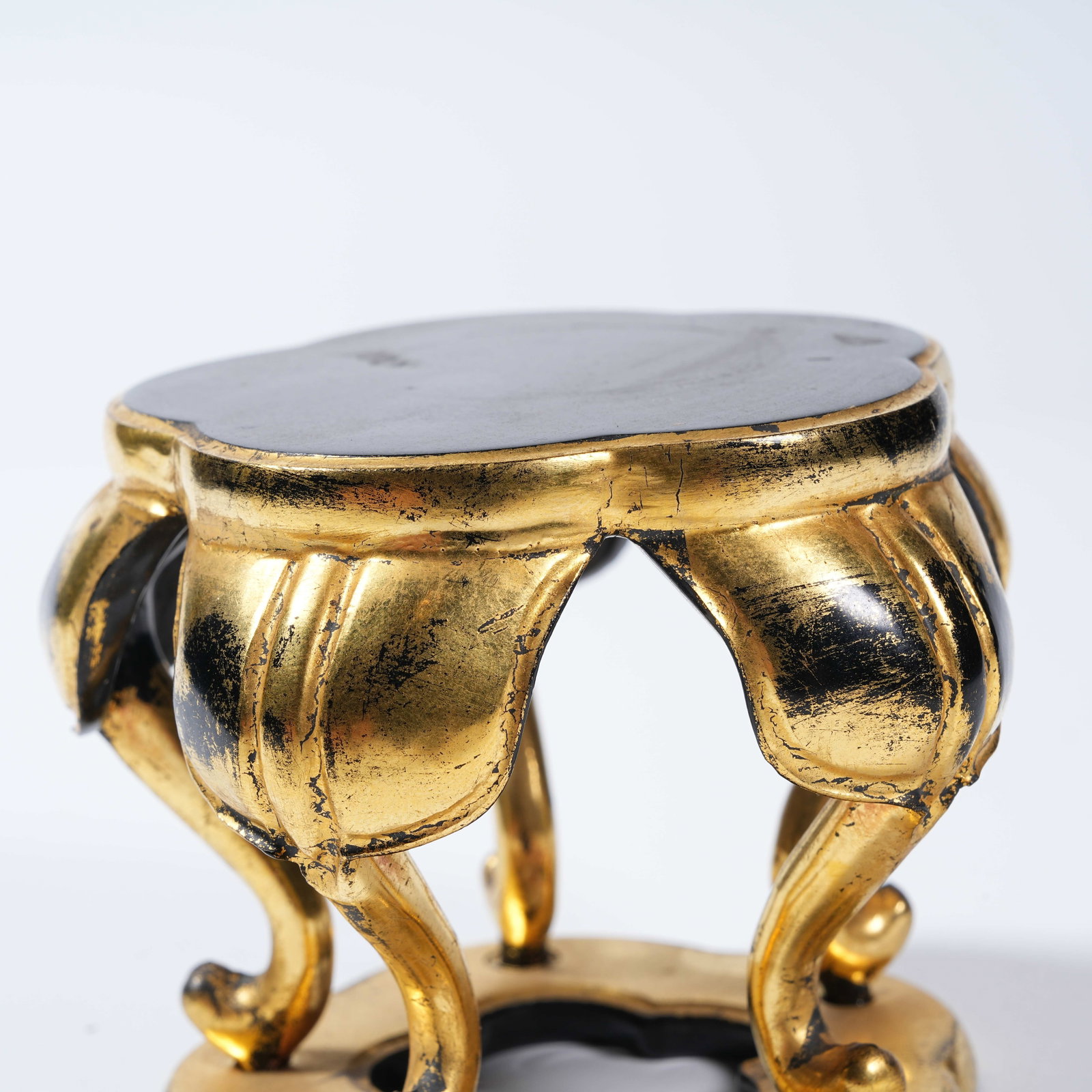 A GILT LACQUER SMALL STAND - 5