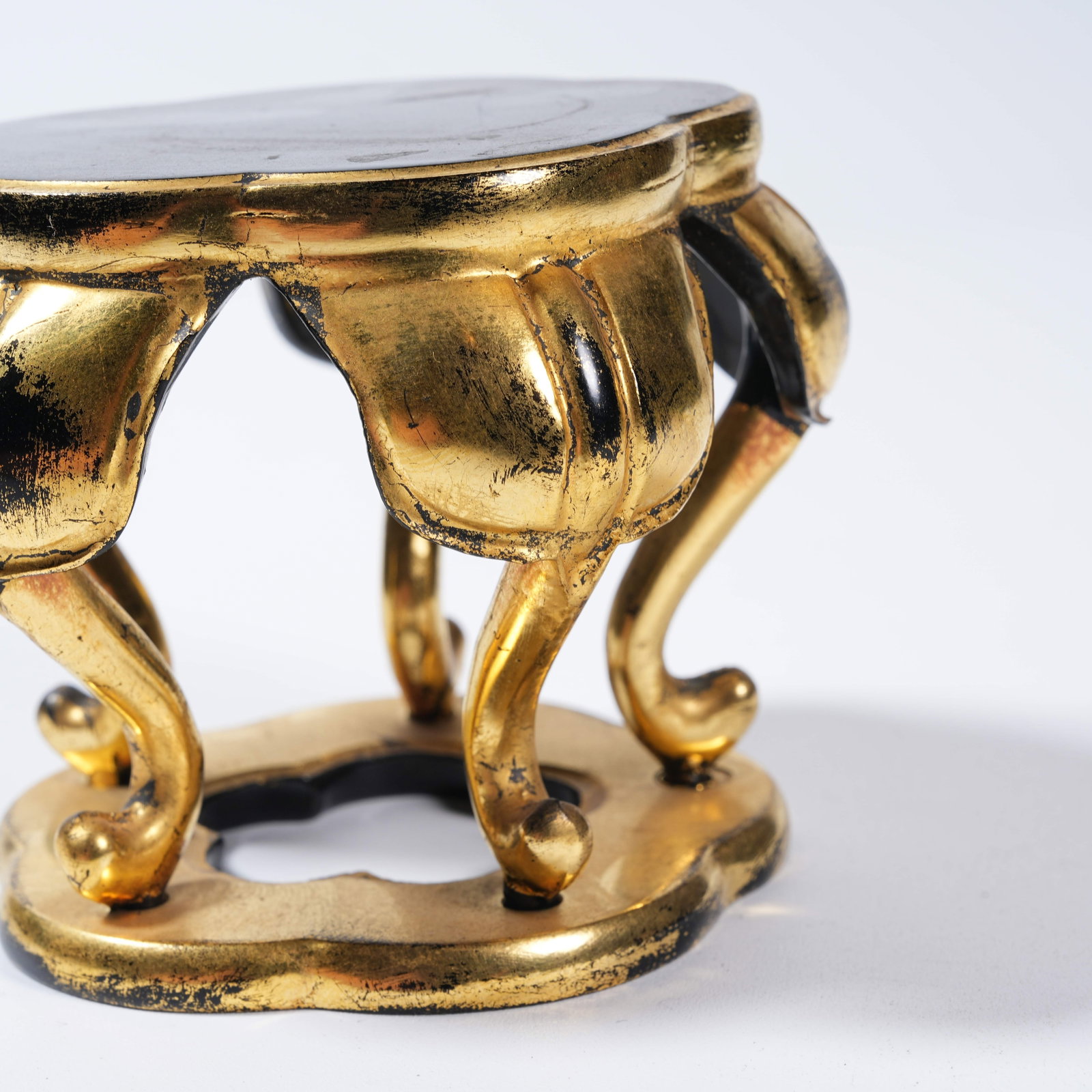 A GILT LACQUER SMALL STAND - 7