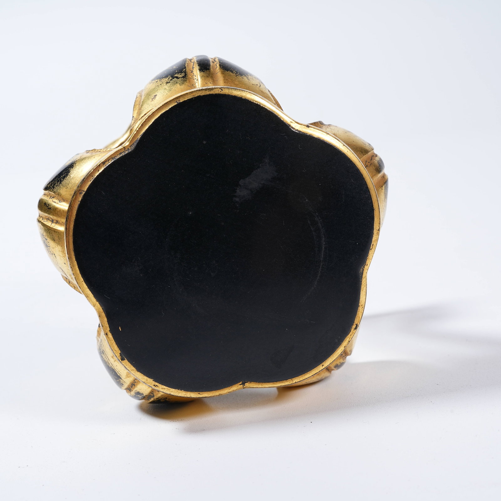 A GILT LACQUER SMALL STAND - 8