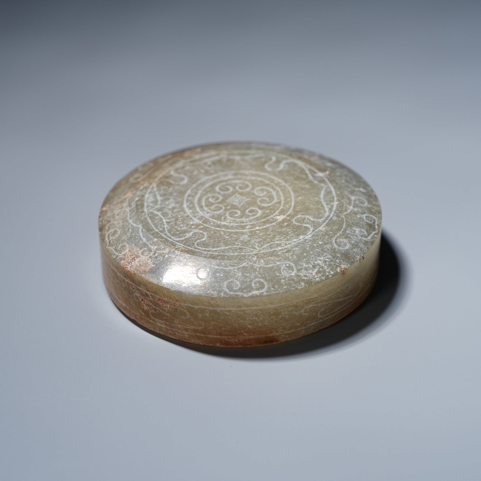 A ANCIENT JADE SCROLL-CLOUD MOTIF ROUND LIDDED BOXES (TRIPLE SET) - 4