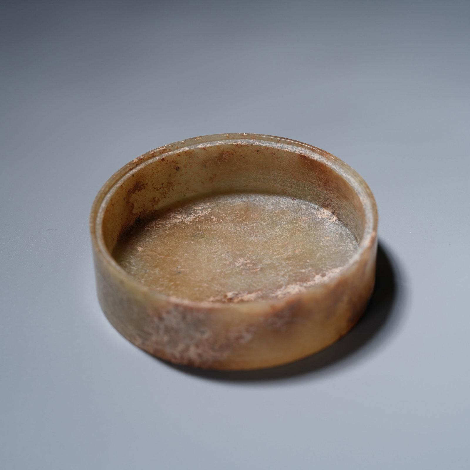 A ANCIENT JADE SCROLL-CLOUD MOTIF ROUND LIDDED BOXES (TRIPLE SET) - 6