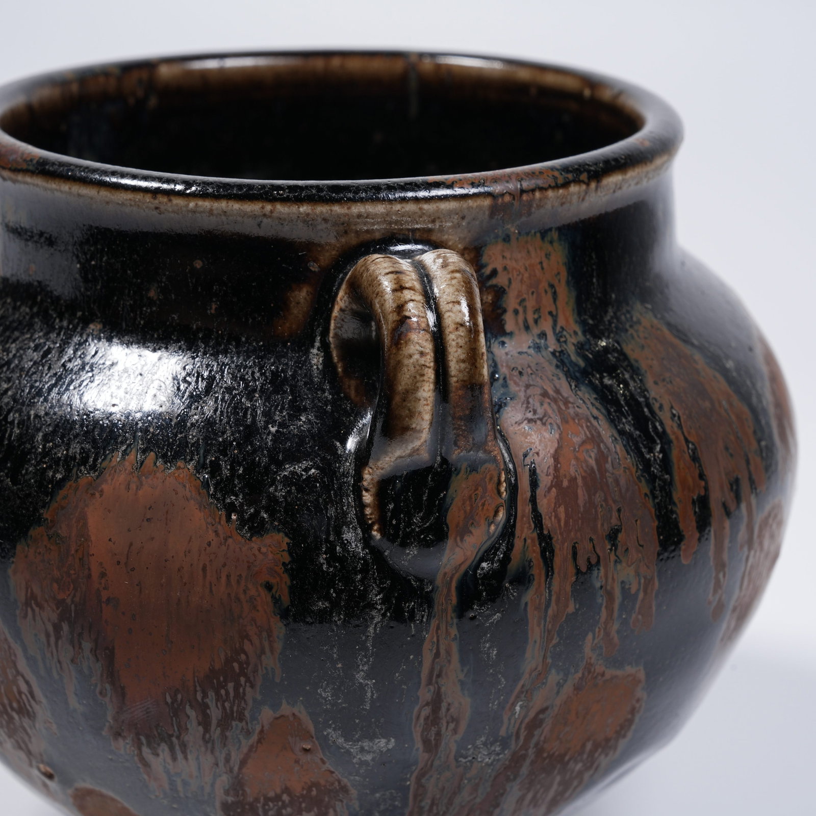 A CIZHOU KILN IRON-RUST PATTERN DOUBLE-LOOP JAR - 7
