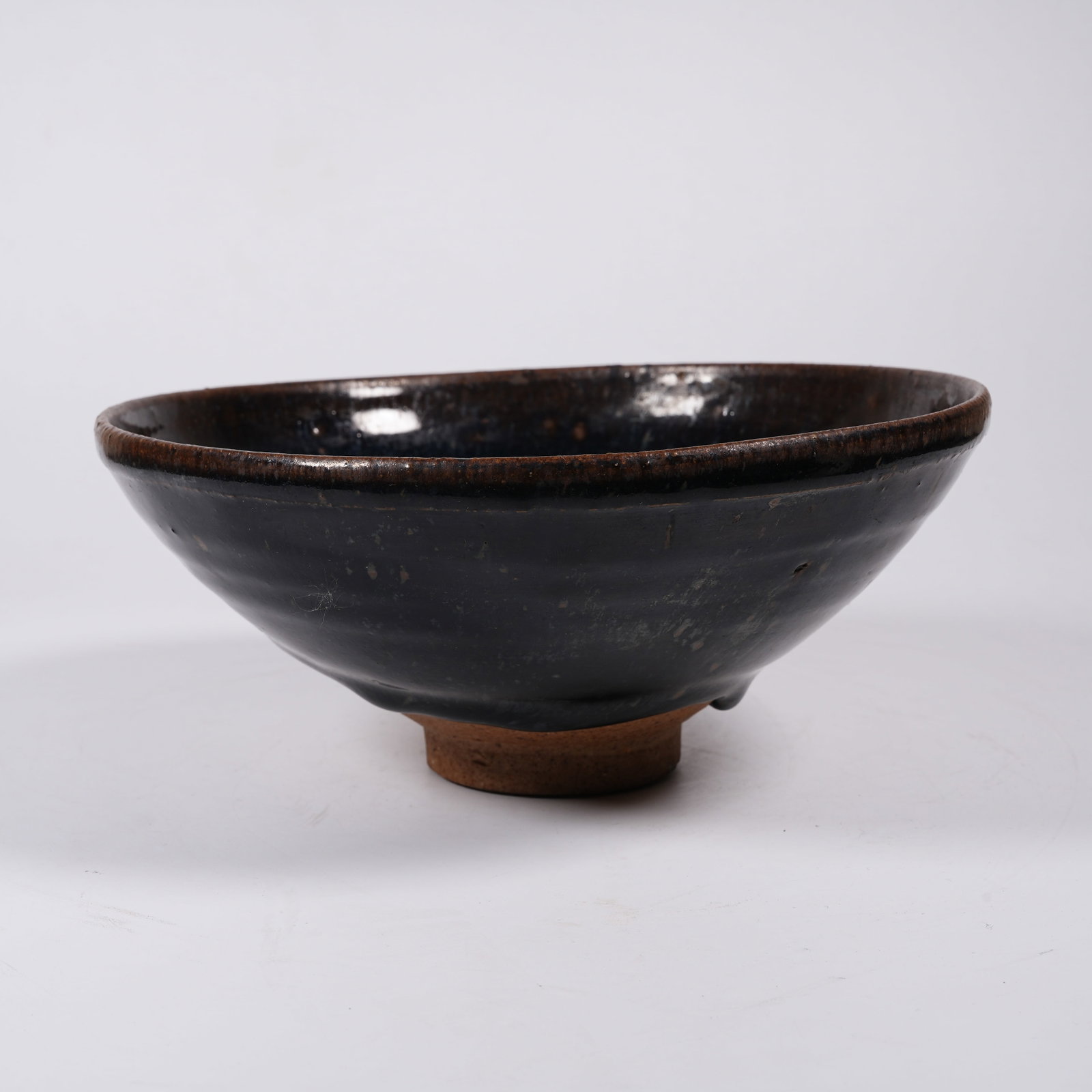 A LARGE BLACK GLAZE TEA BOWL (1 of 9)
