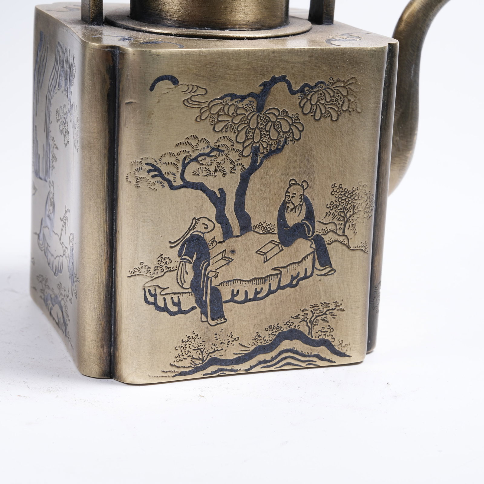 A WHITE BRONZE LOOP-HANDLE EWER WITH SCHOLARS UNDER PINE PATTERN - 6