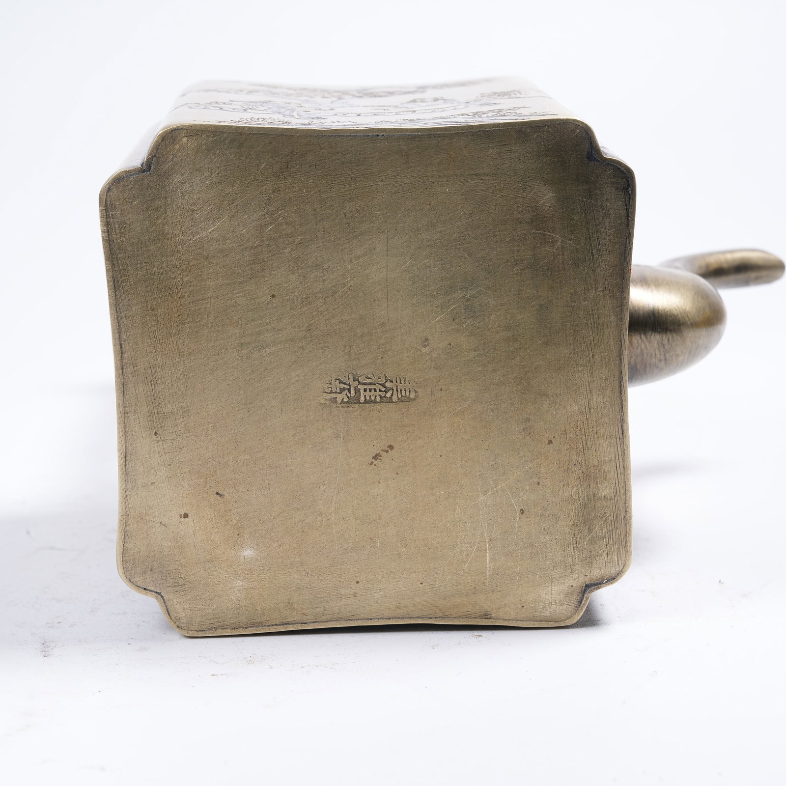 A WHITE BRONZE LOOP-HANDLE EWER WITH SCHOLARS UNDER PINE PATTERN - 9