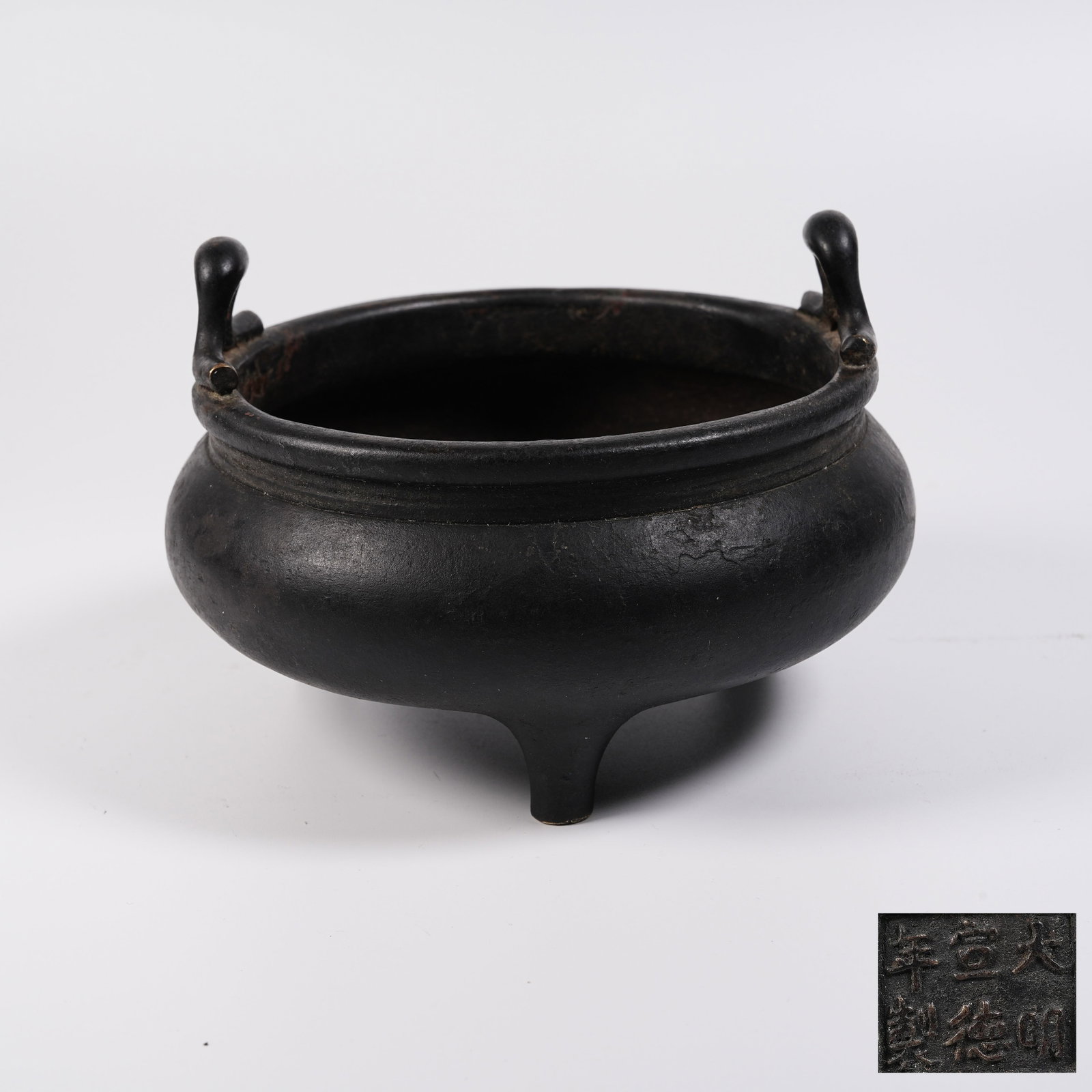 A BRONZE UPRIGHT EAR CENSER (1 of 9)