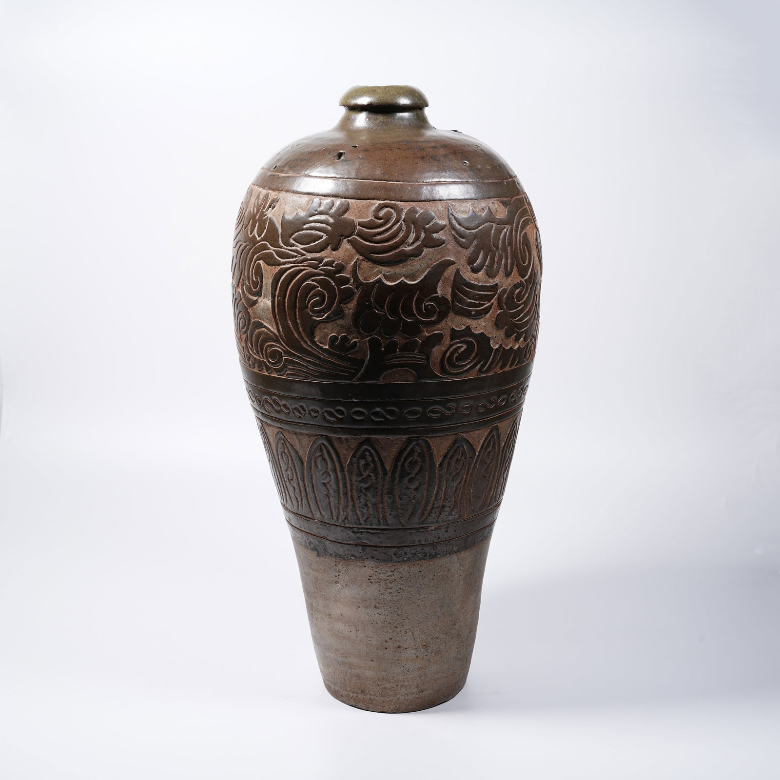 A CIZHOU KILN CARVED PLUM VASE (1 of 8)