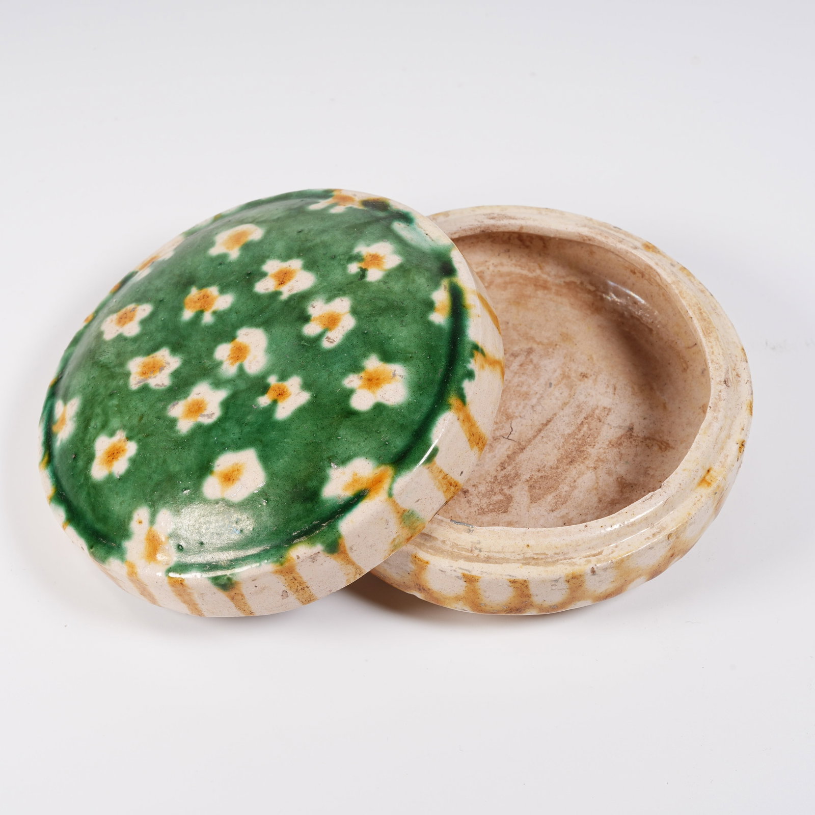 A PLAIN TRI-COLOR FLORAL PATTERN HOLDING BOX: Plain Tri-color Floral Pattern Holding Box