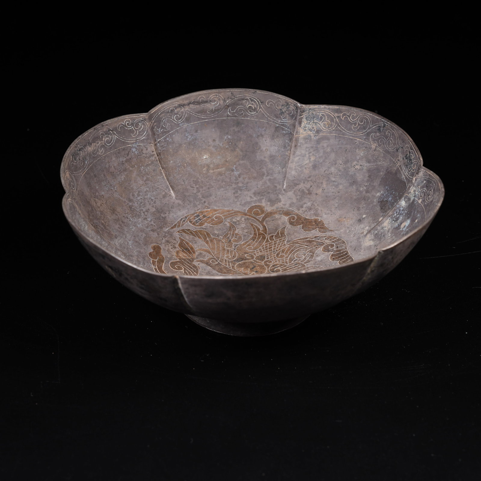 A GILT SILVER FLORAL-RIMMED WASHER WITH PRECIOUS FLOWER PATTERN: Gilt Silver Floral-rimmed Washer with Precious Flower Pattern