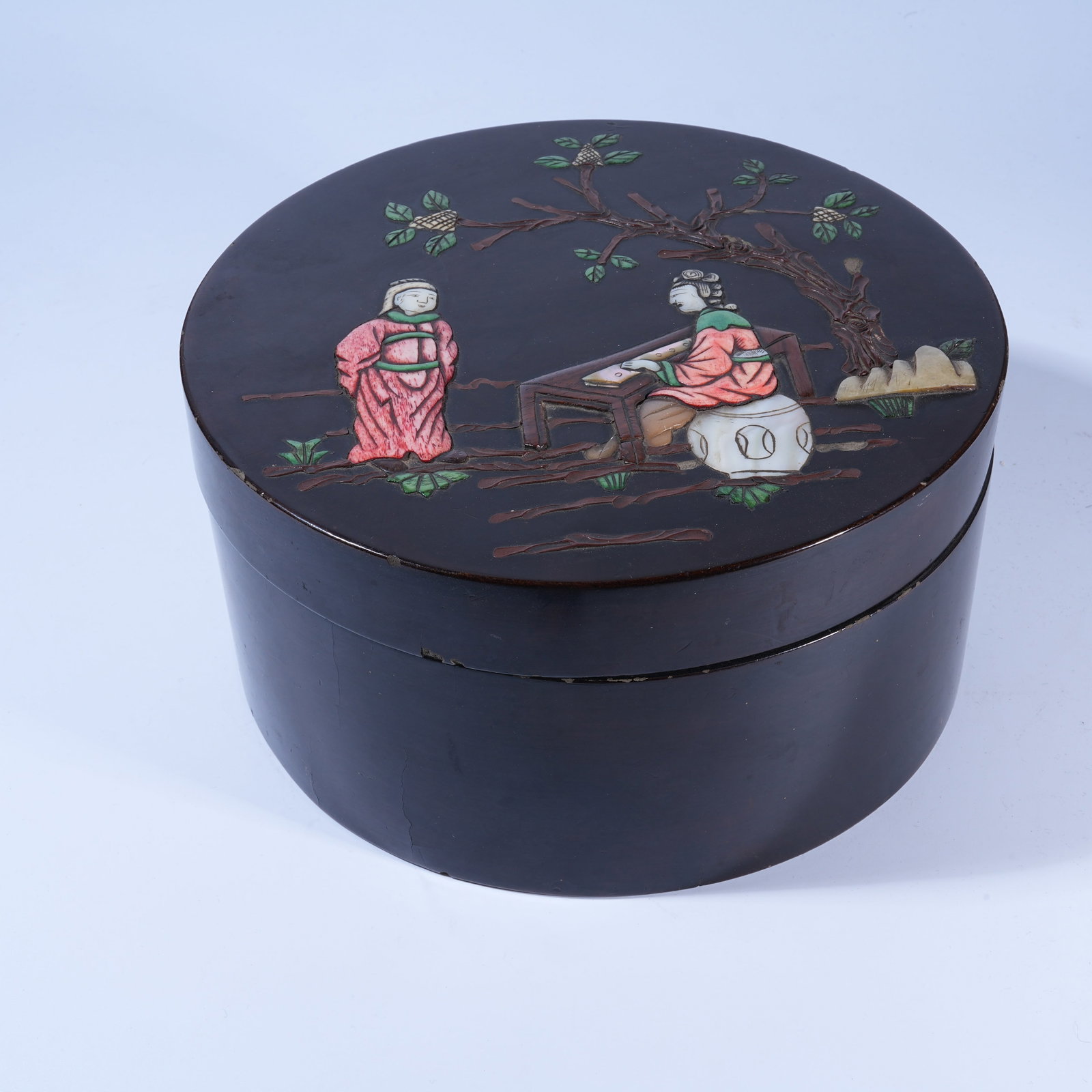 A LACQUER ROUND COVERED BOX WITH FIGURE STORY PATTERN INLAID WITH HUNDRED TREASURES (1 of 7)