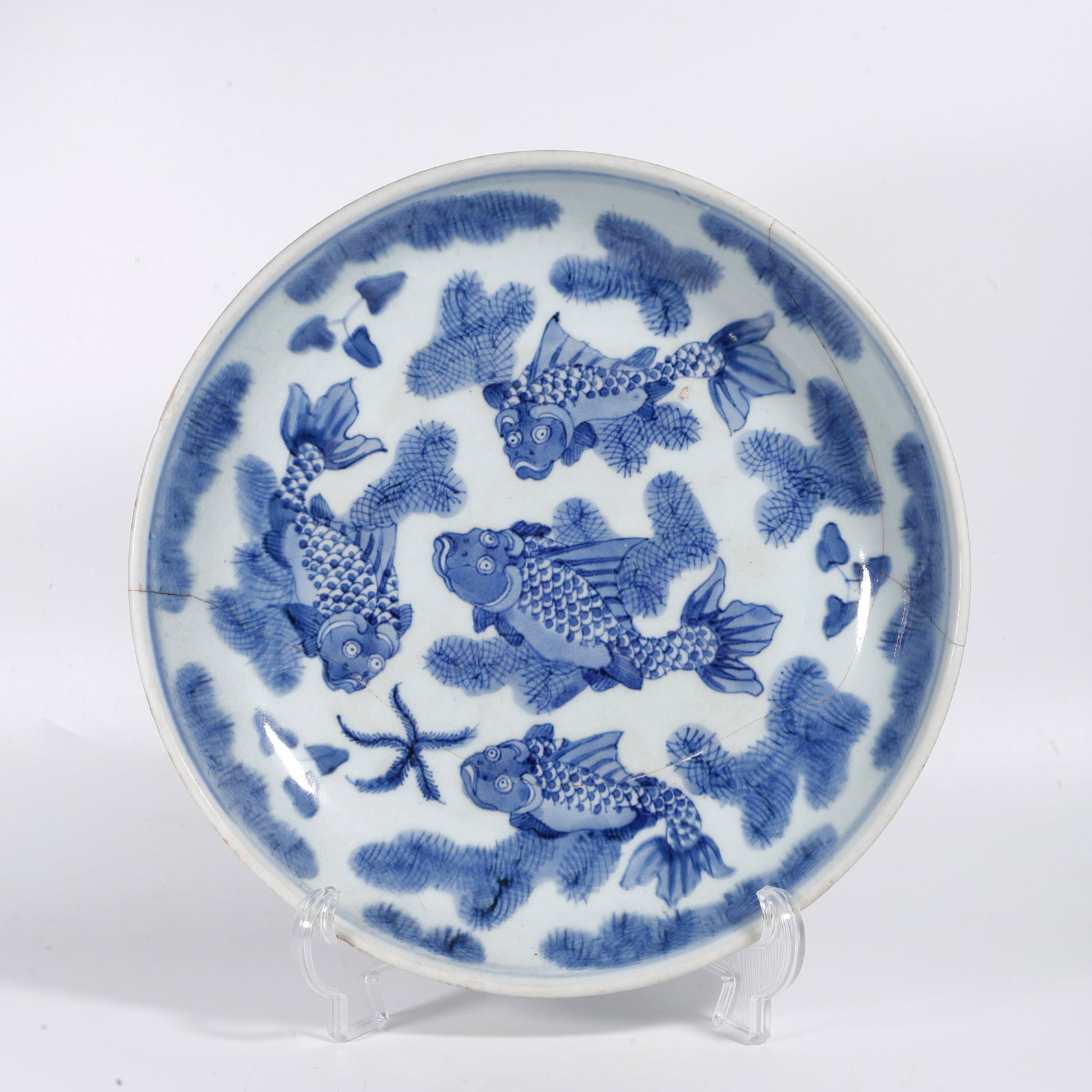 A BLUE AND WHITE PLATE WITH FISH AND ALGAE PATTERN (1 of 10)