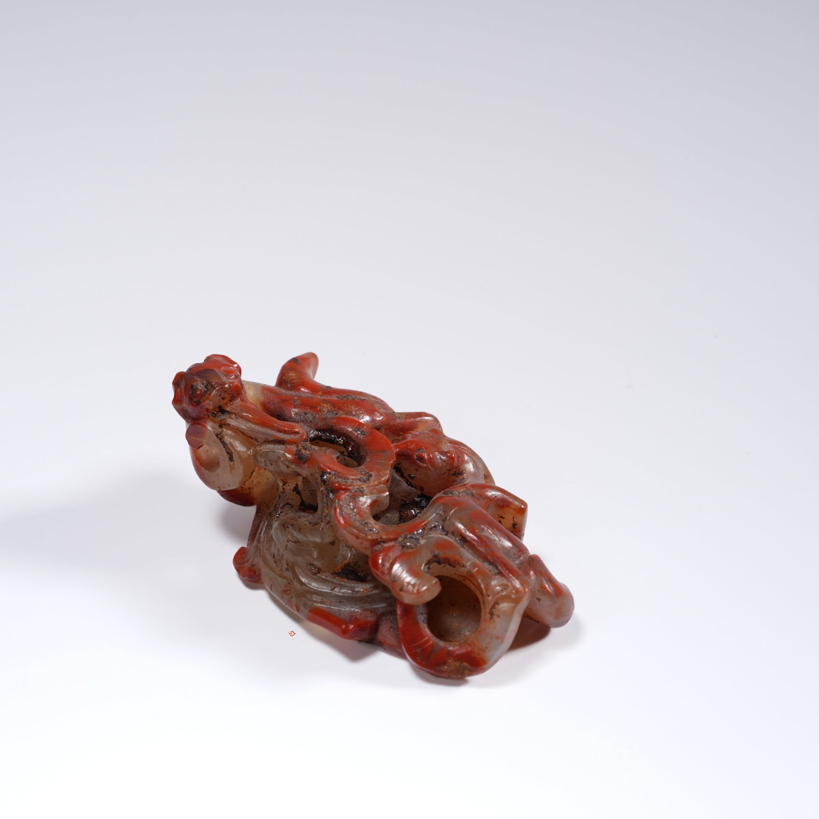 A WARRING STATES RED AGATE OPENWORK DOUBLE-DRAGON "CHICKEN-HEART" PENDANT: Warring States red agate openwork double-dragon "chicken-heart" pendant