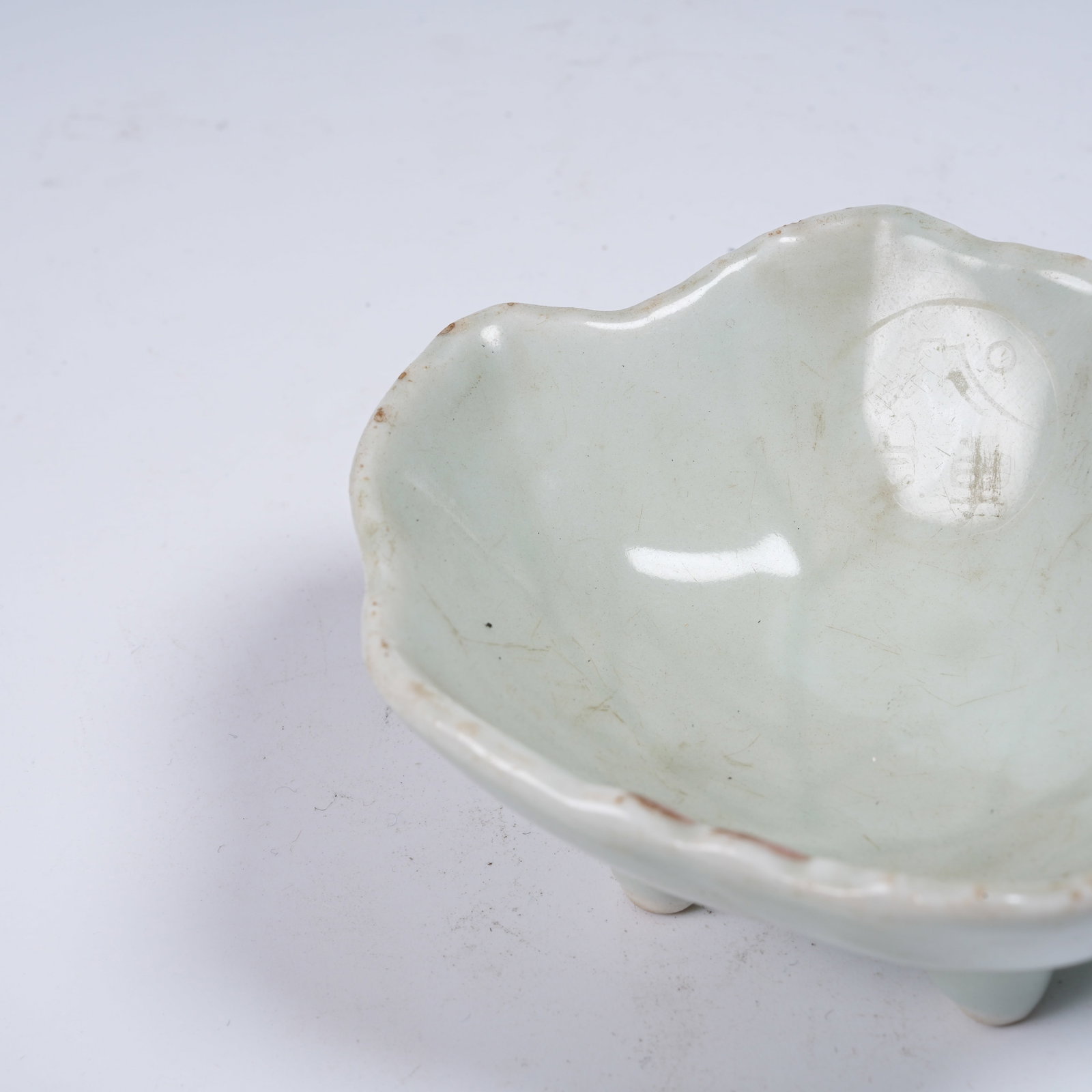 A CELADON LEAF-SHAPED WASHER - 6