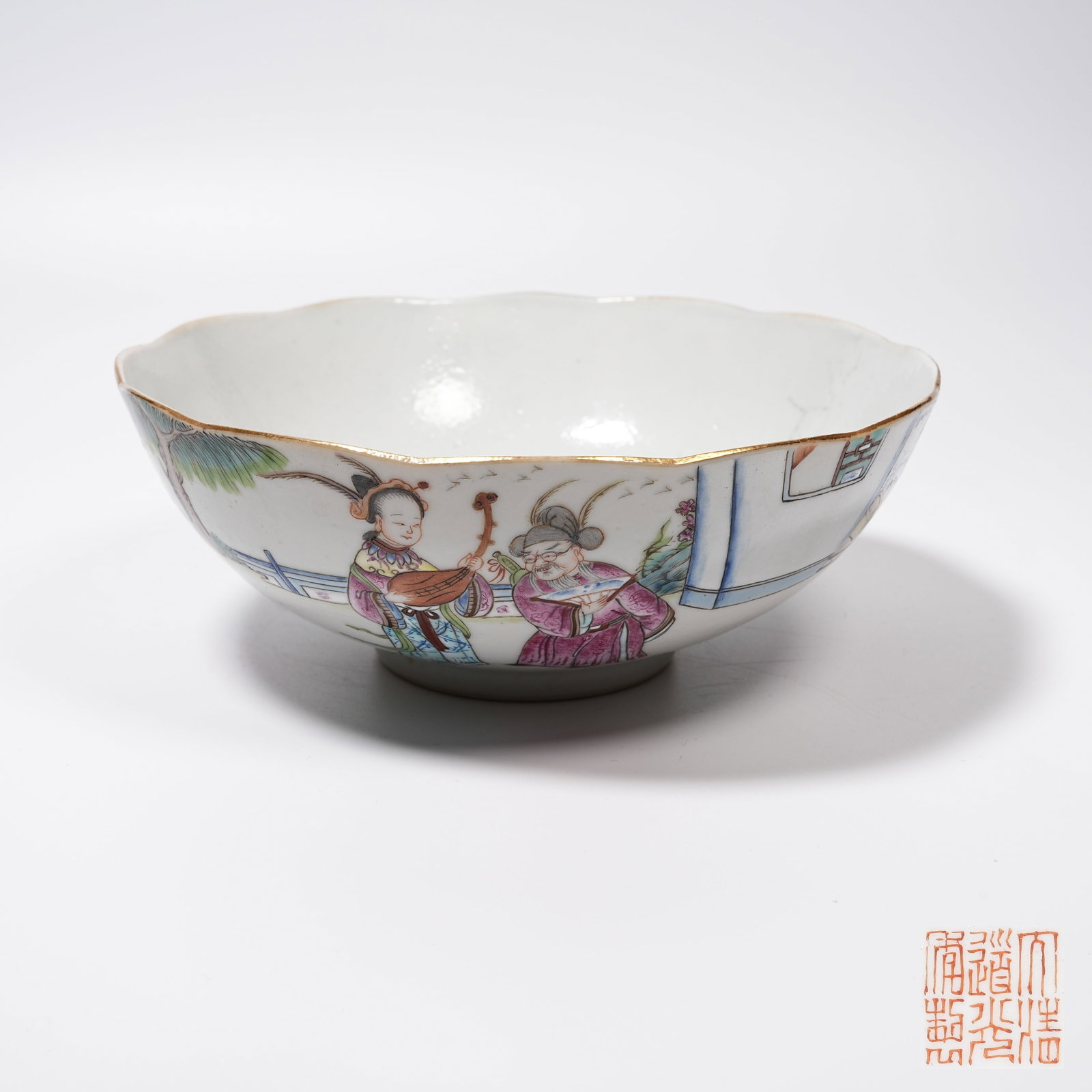 A FAMILLE ROSE FLORAL-RIMMED BOWL WITH FIGURE STORY PATTERN: Famille Rose Floral-rimmed Bowl with Figure Story Pattern