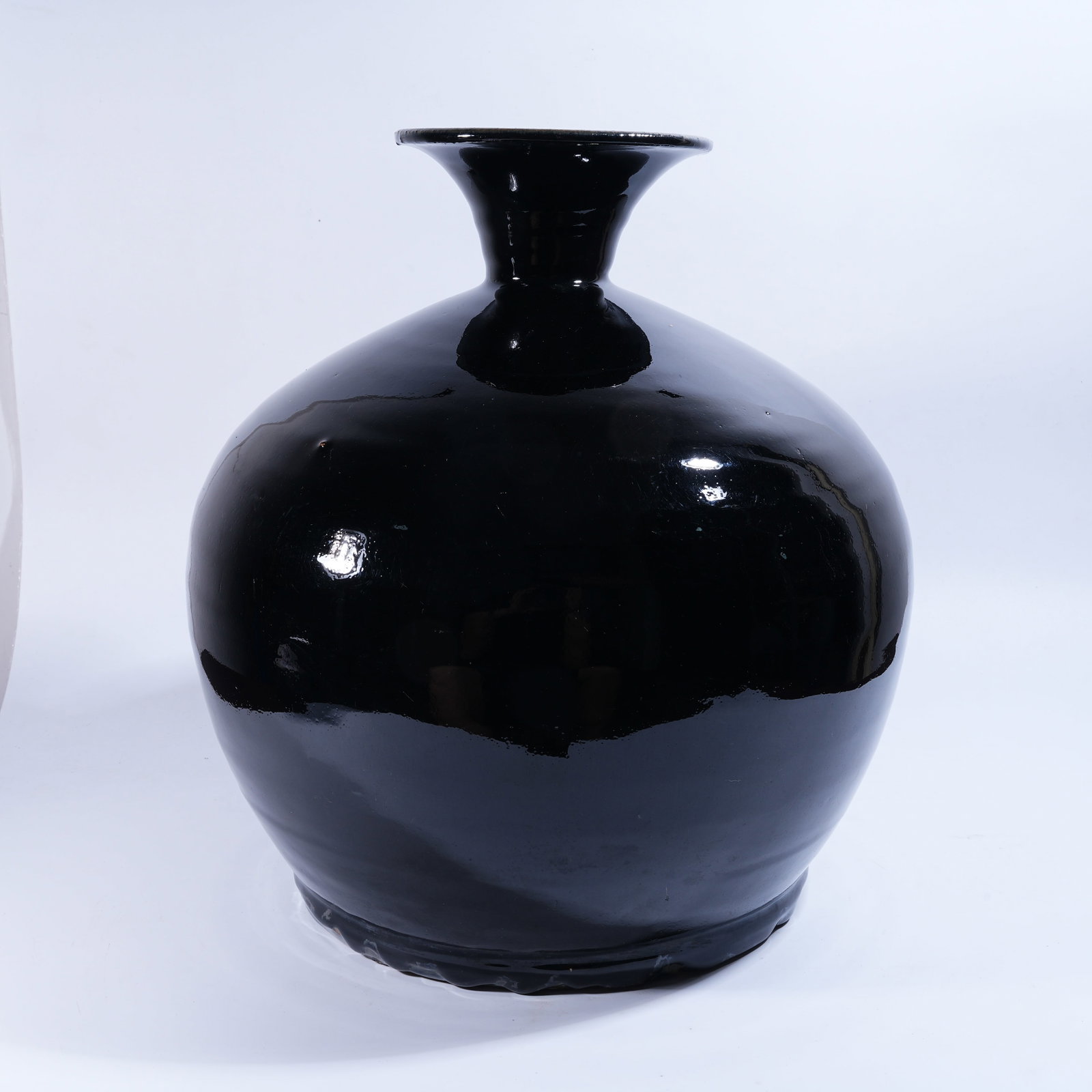 A BLACK GLAZE HULU VASE (1 of 9)
