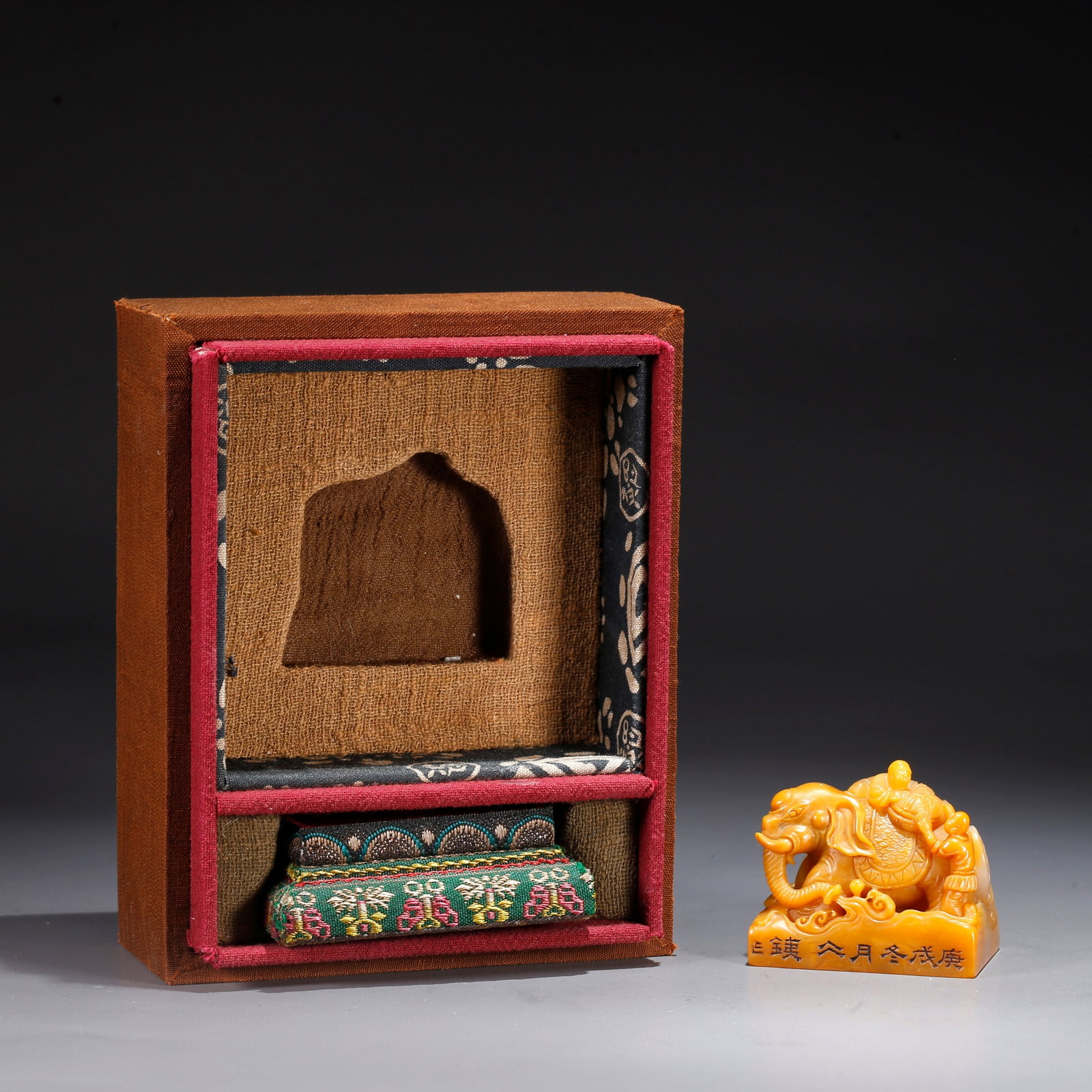 A SEAL WITH ELEPHANT BATHING KNOB CARVED FROM SHOUSHAN TIANHUANG STONE (1 of 10)
