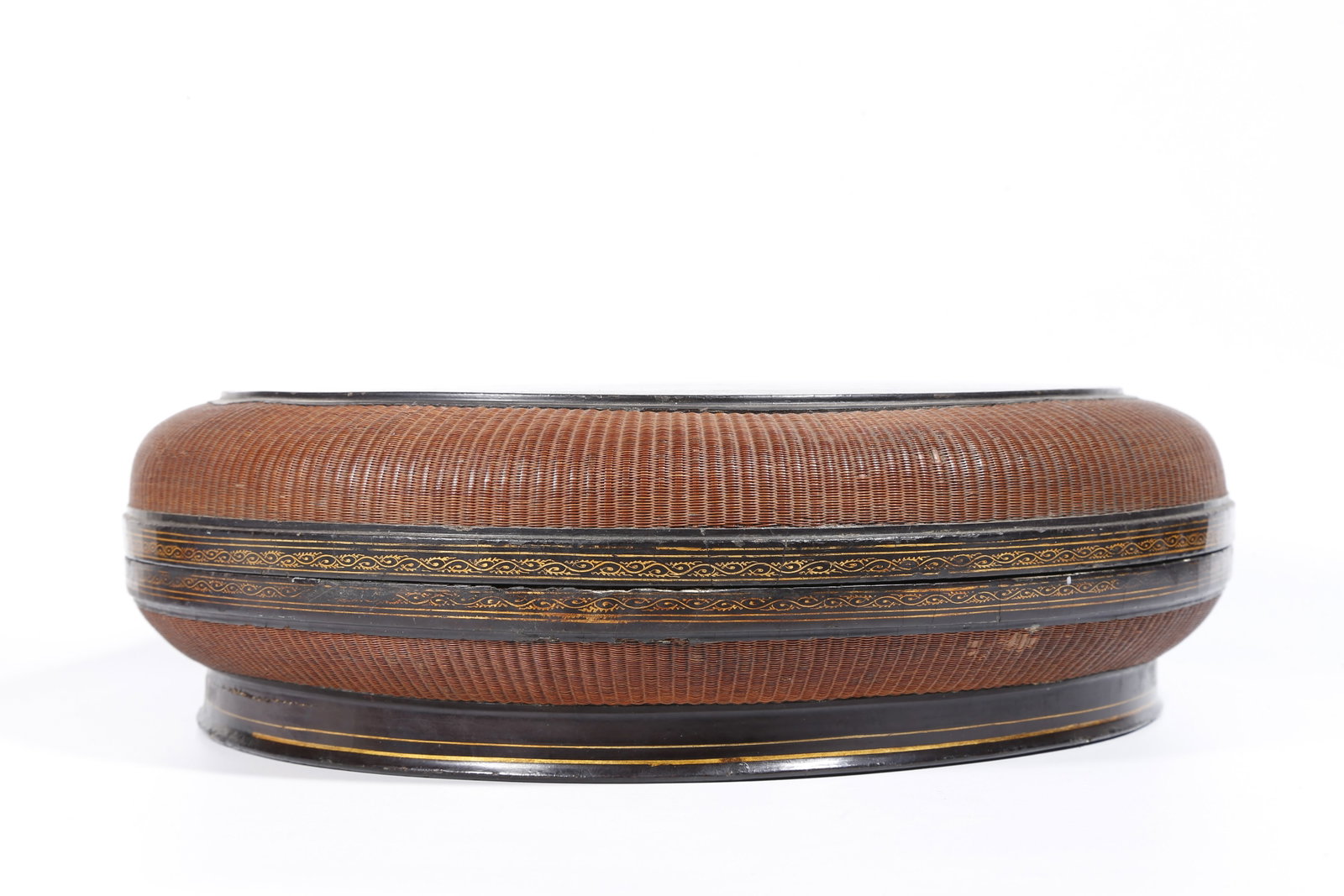 A LACQUER FIGURAL STORY PATTERN COVERED BOX - 2