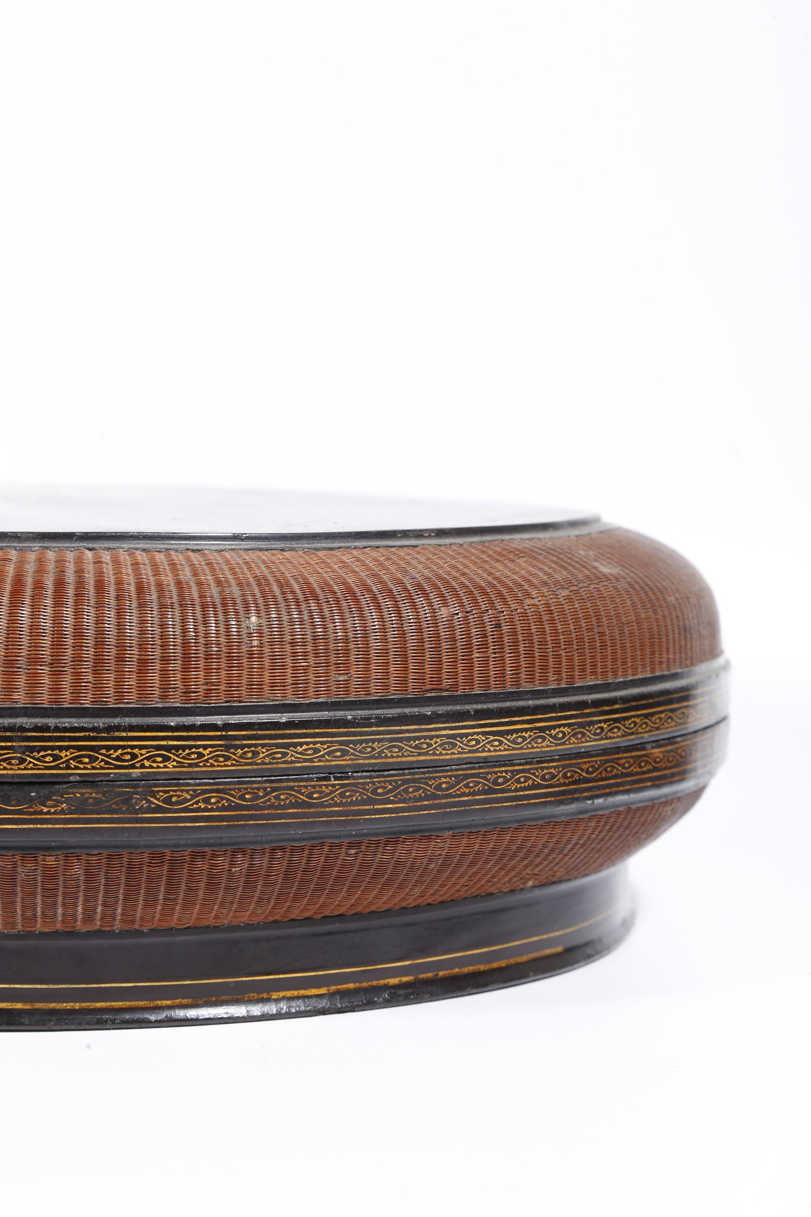 A LACQUER FIGURAL STORY PATTERN COVERED BOX - 4