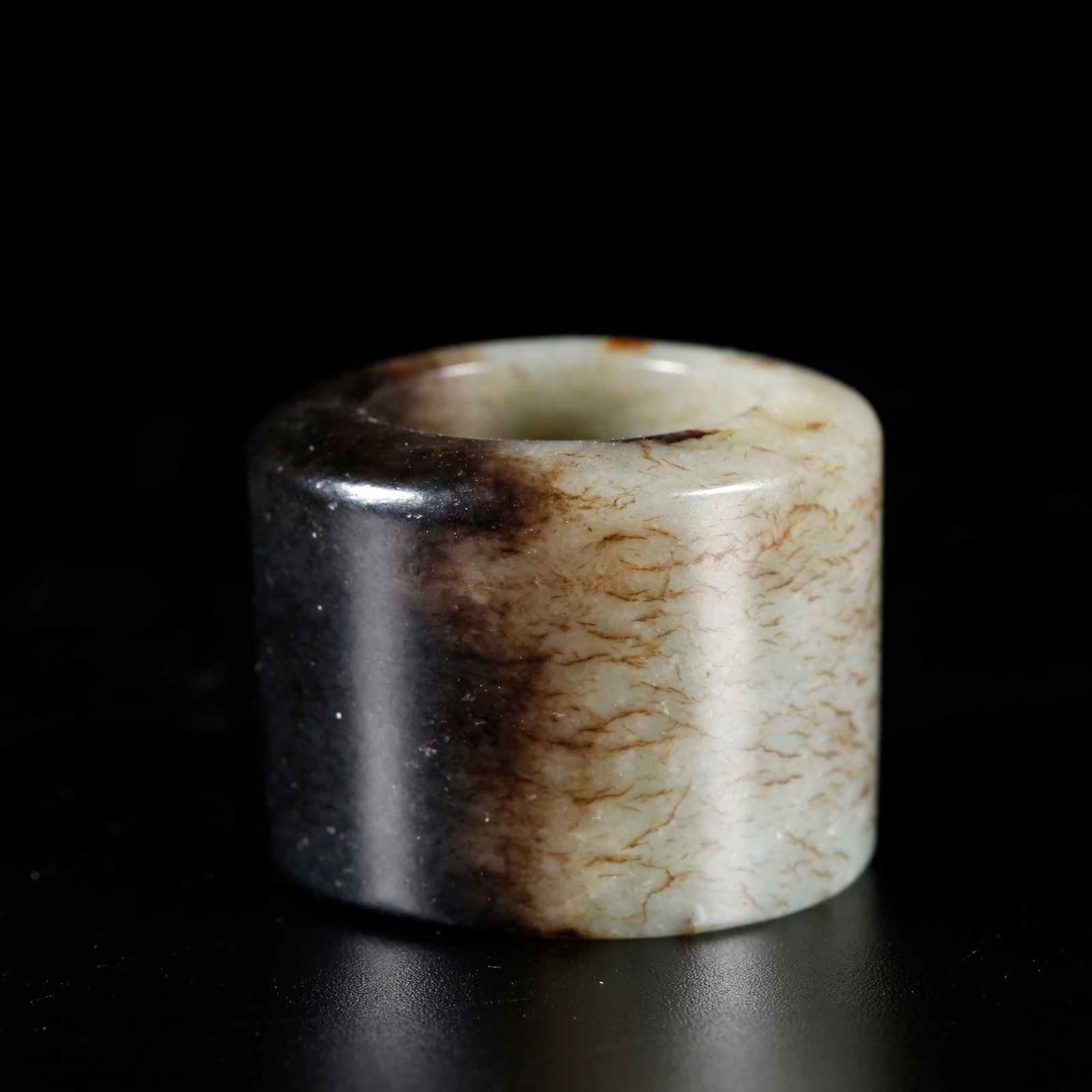 A HETIAN JADE THUMB RING (1 of 8)