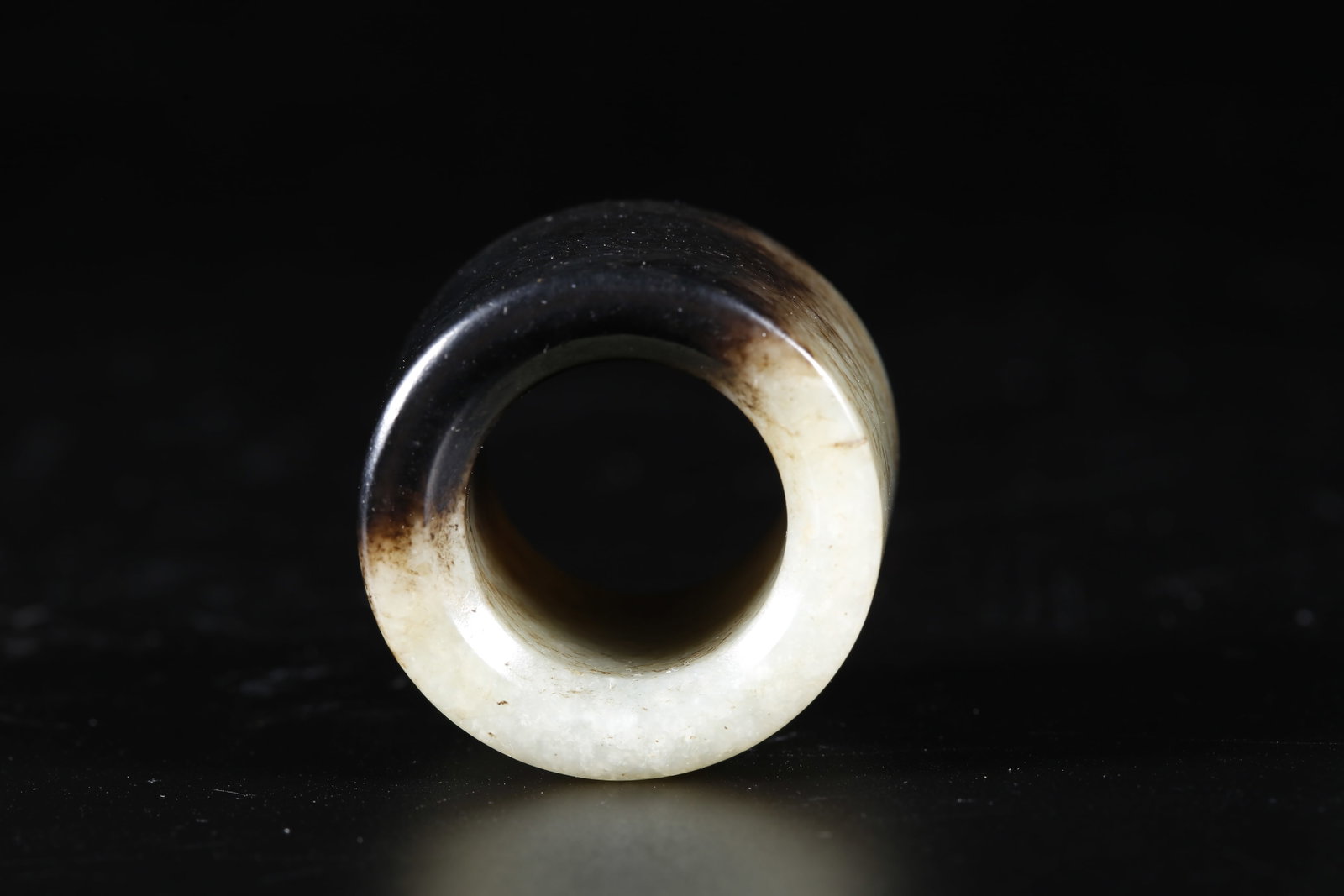 A HETIAN JADE THUMB RING - 8