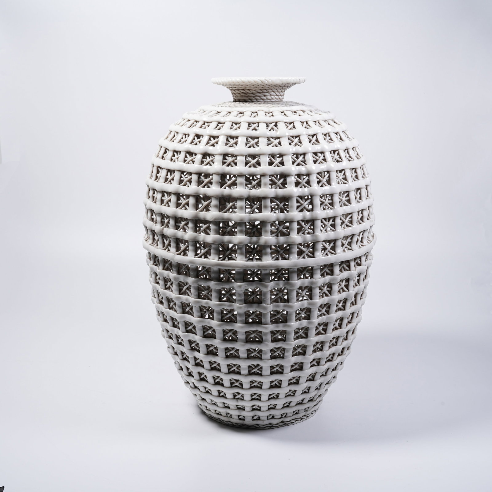 A DEHUA PORCELAIN OPENWORK EXQUISITE JAR: Dehua Porcelain Openwork Exquisite Jar