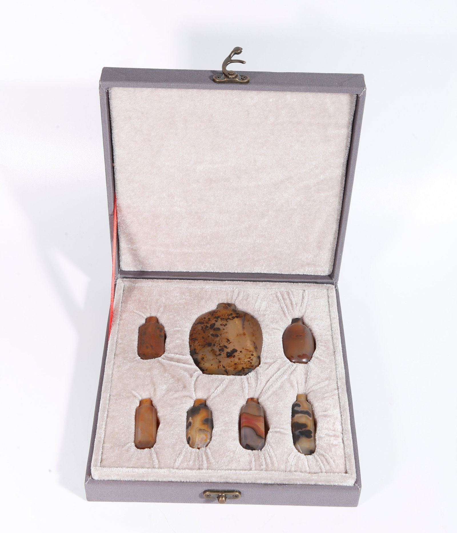 A SET OF AGATE CARVED SNUFF BOTTLES (1 of 11)