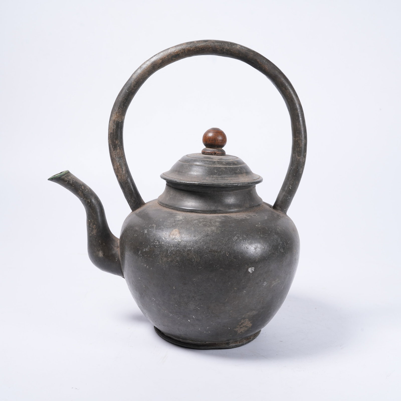 A TIN EWER WITH LIFTING HANDLE (1 of 10)