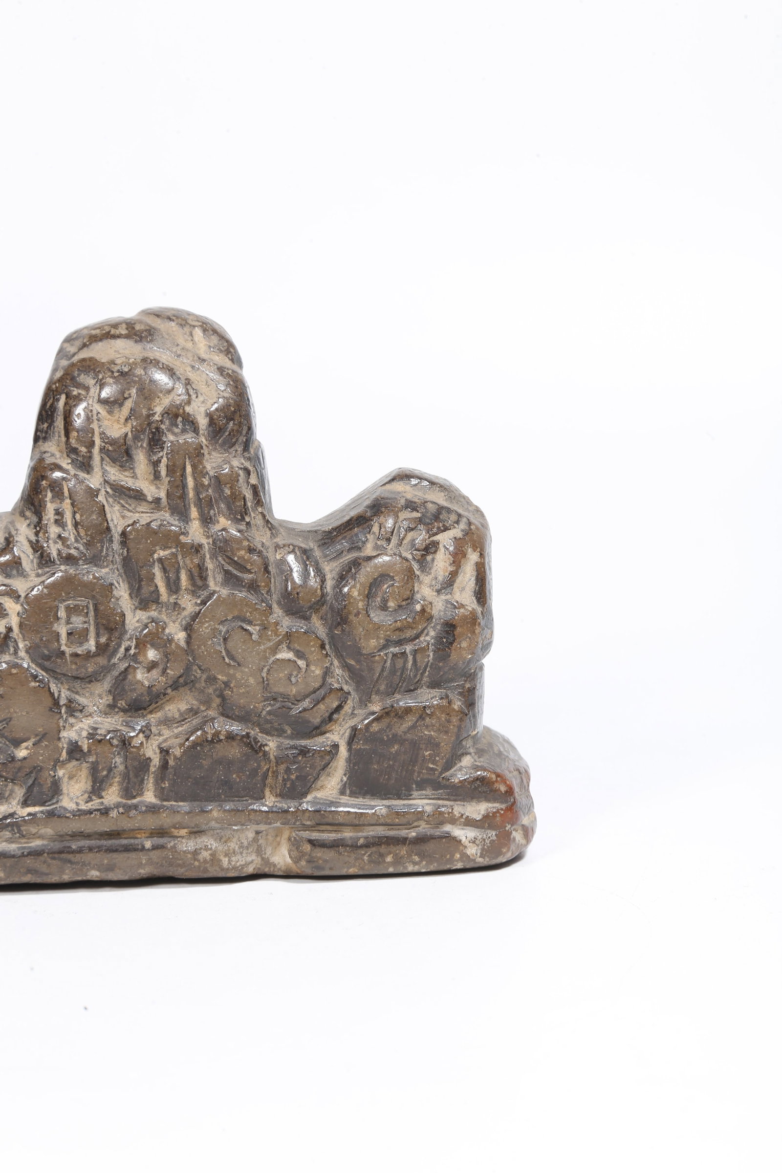 A STONE MOUNTAIN-SHAPED BRUSH REST - 3