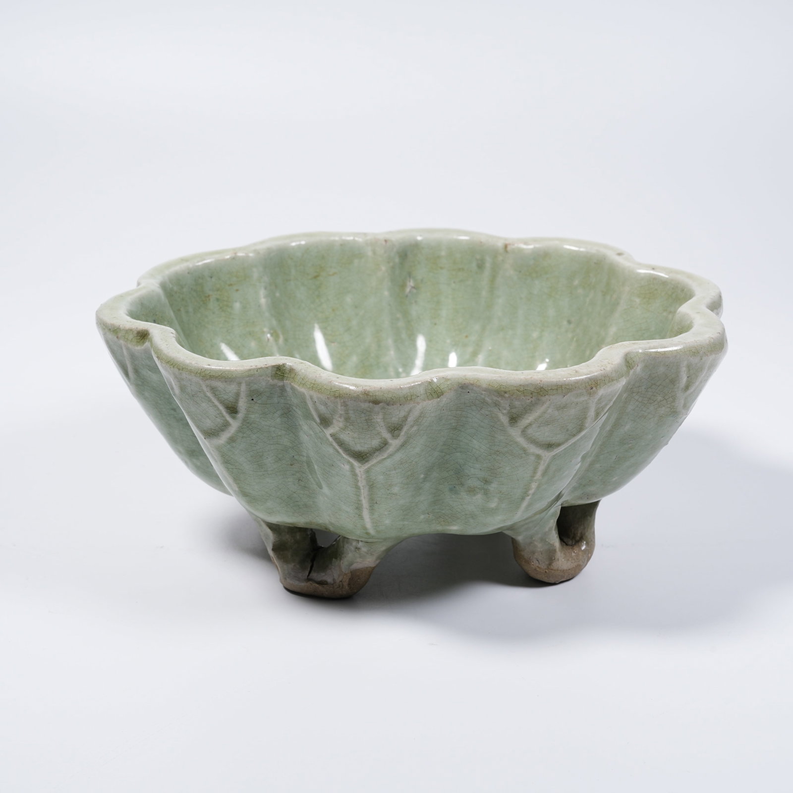 A LONGQUAN KILN FLORAL-RIMMED WASHER (1 of 9)