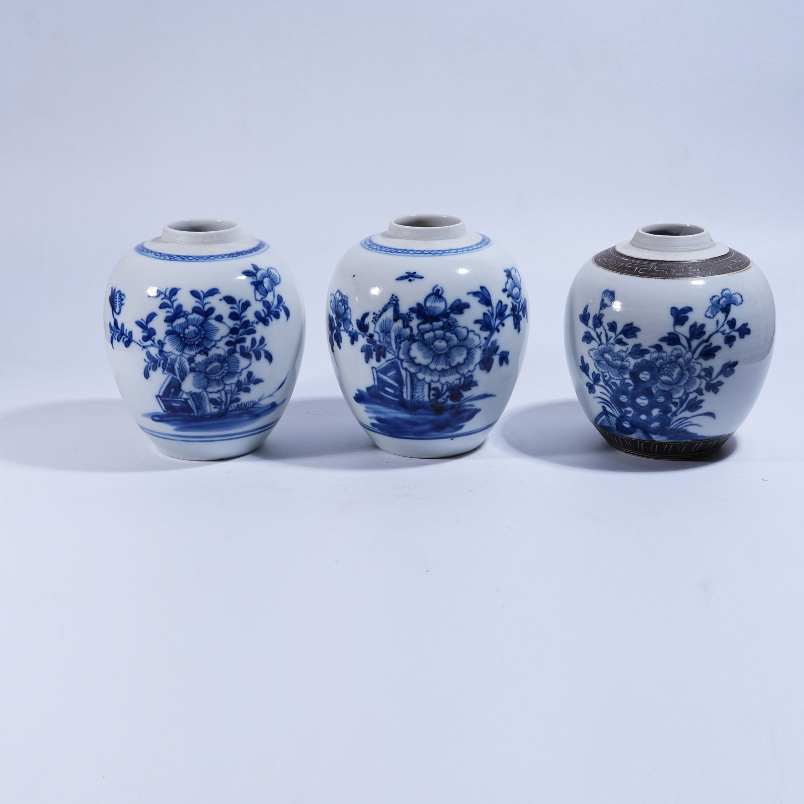 A SET OF THREE BLUE AND WHITE JARS WITH FLORAL PATTERN (1 of 12)