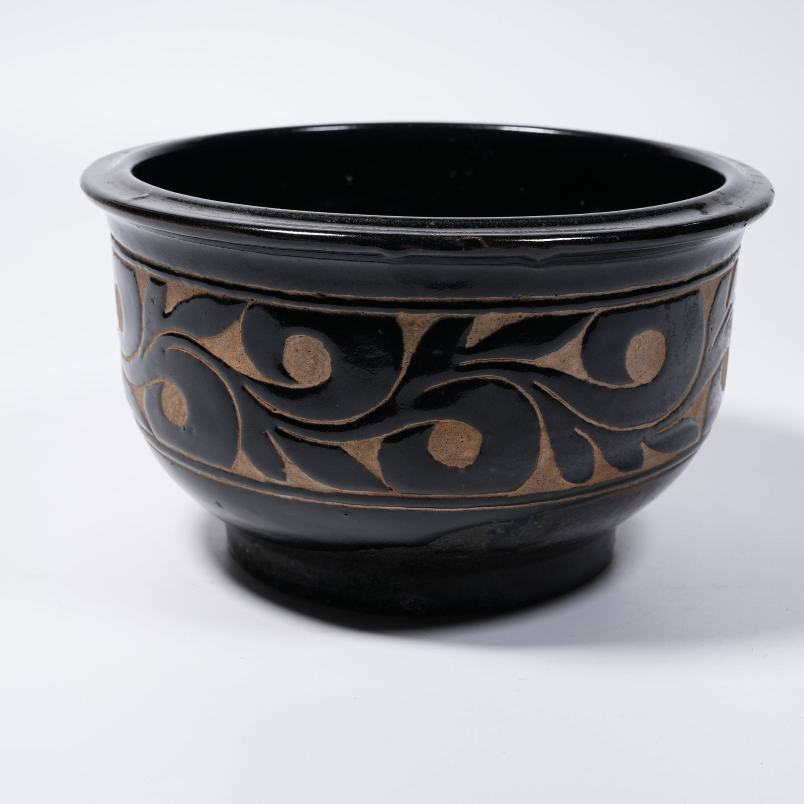 A CIZHOU KILN CARVED BOWL (1 of 9)