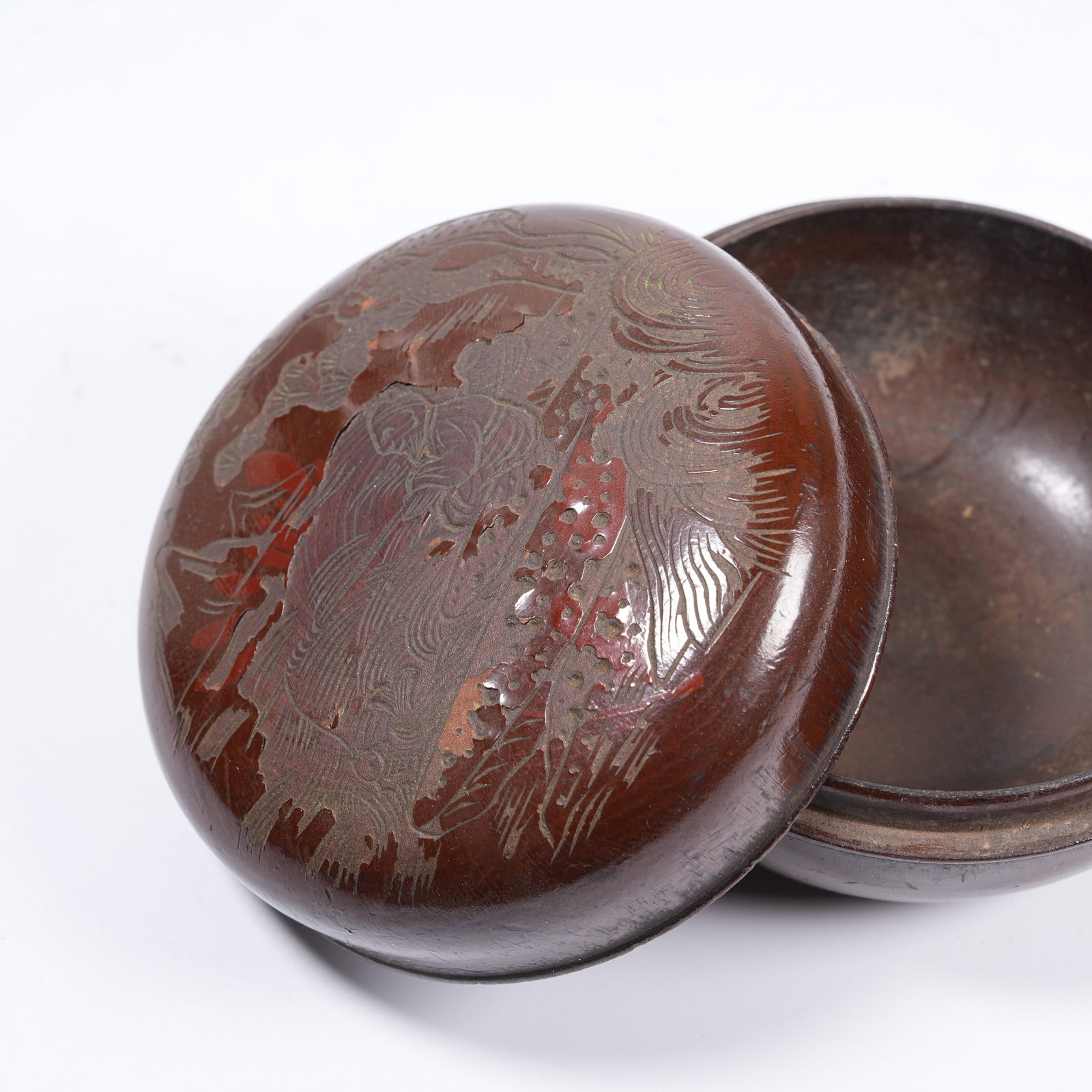 A LACQUER COVERED BOX WITH FIGURE PATTERN - 2