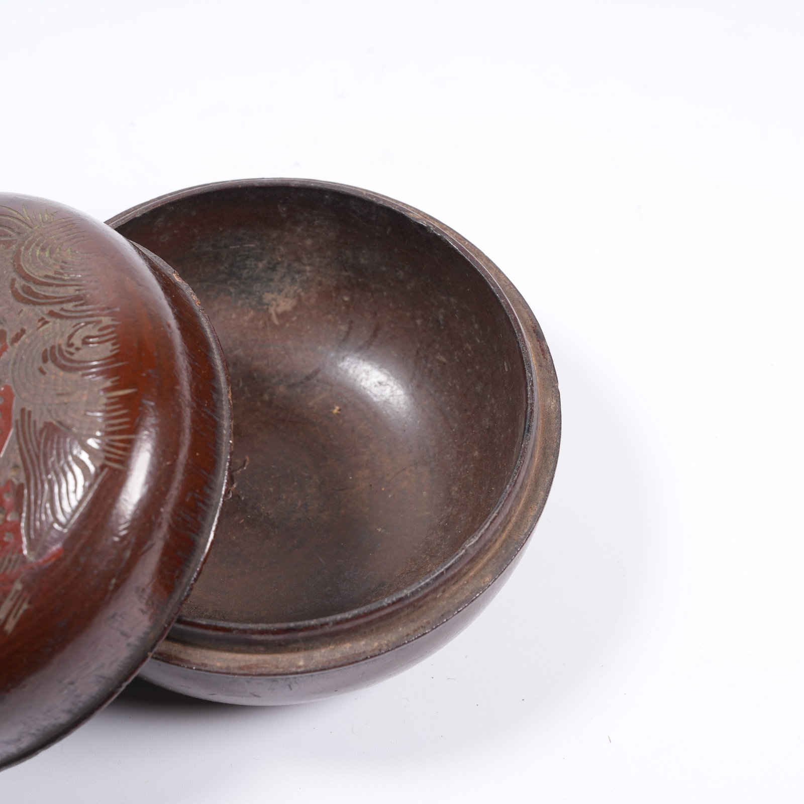 A LACQUER COVERED BOX WITH FIGURE PATTERN - 3