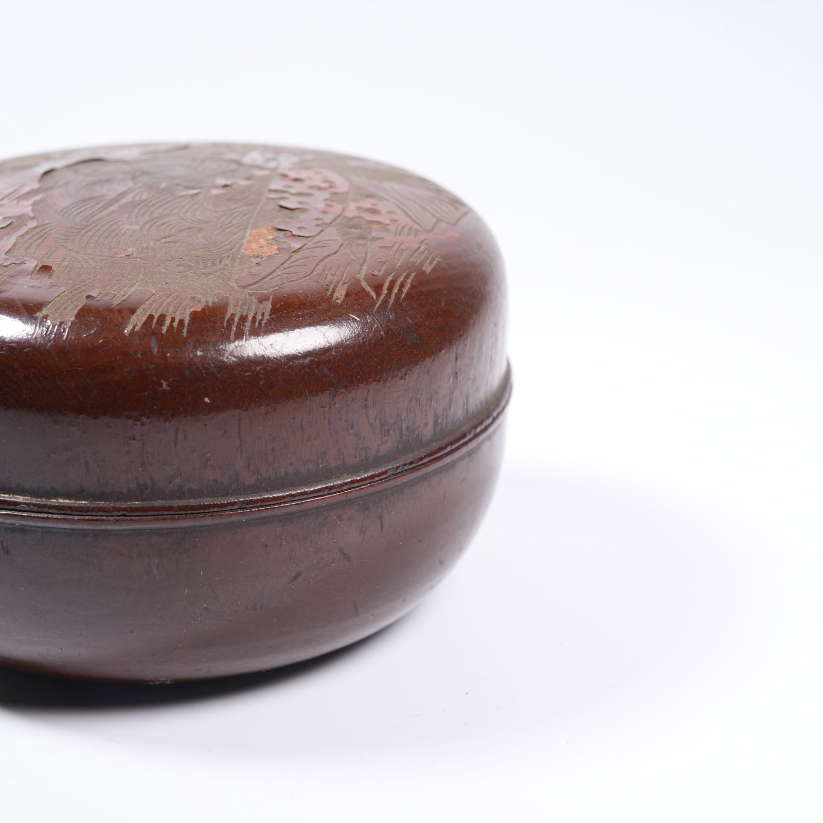A LACQUER COVERED BOX WITH FIGURE PATTERN - 8