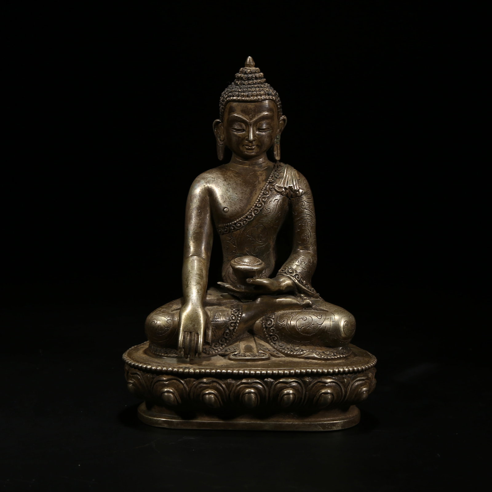 A SILVER STATUE OF SHAKYAMUNI BUDDHA (1 of 8)