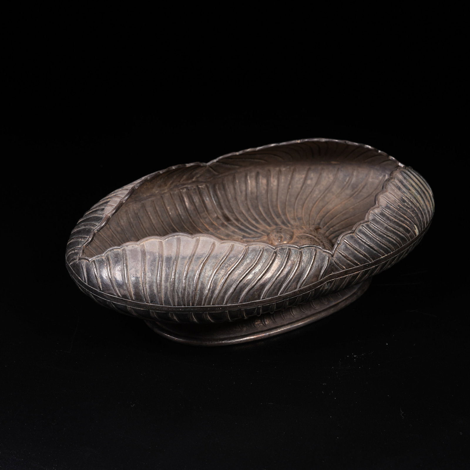 A GILT SILVER DOUBLE-FISH LOTUS LEAF WASHER: Gilt Silver Double-fish Lotus Leaf Washer