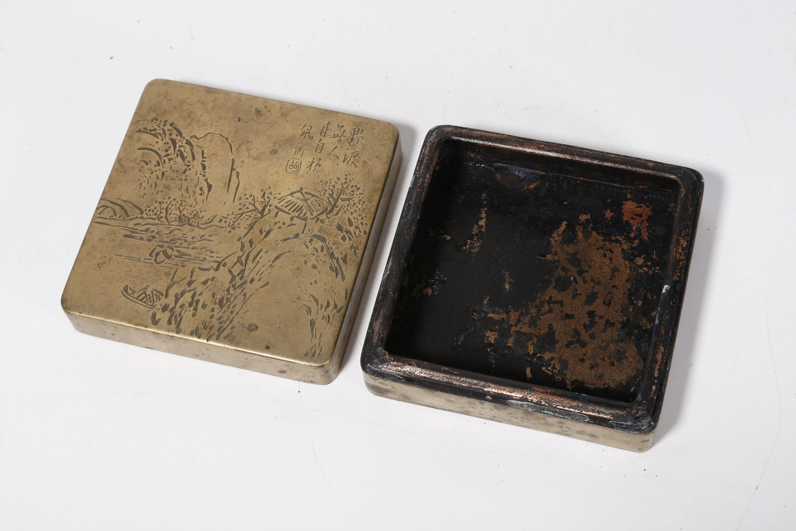 A WHITE BRONZE INK BOX WITH LANDSCAPE PATTERN - 6