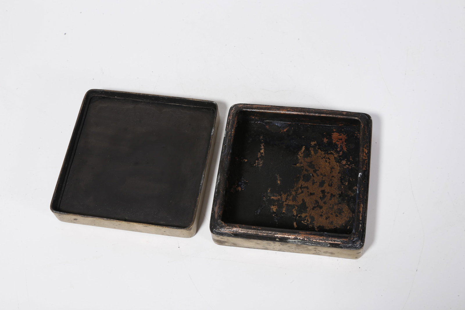 A WHITE BRONZE INK BOX WITH LANDSCAPE PATTERN - 7